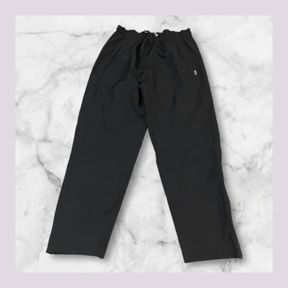 Entdecke unsere Vintage Track Pants von Nike und anderen Marken, erhältlich bei Valuxery.de - Dein Shop für trendige Vintage - Kleidung. Unsere Track Pants sind aus hochwertigen Materialien und