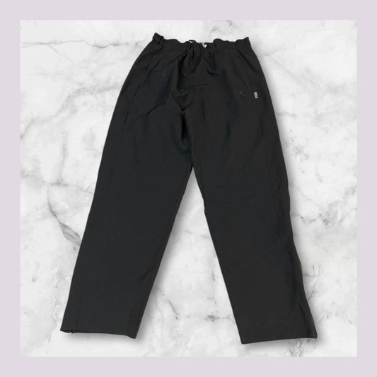 Entdecke unsere Vintage Track Pants von Nike und anderen Marken, erhältlich bei Valuxery.de - Dein Shop für trendige Vintage - Kleidung. Unsere Track Pants sind aus hochwertigen Materialien und