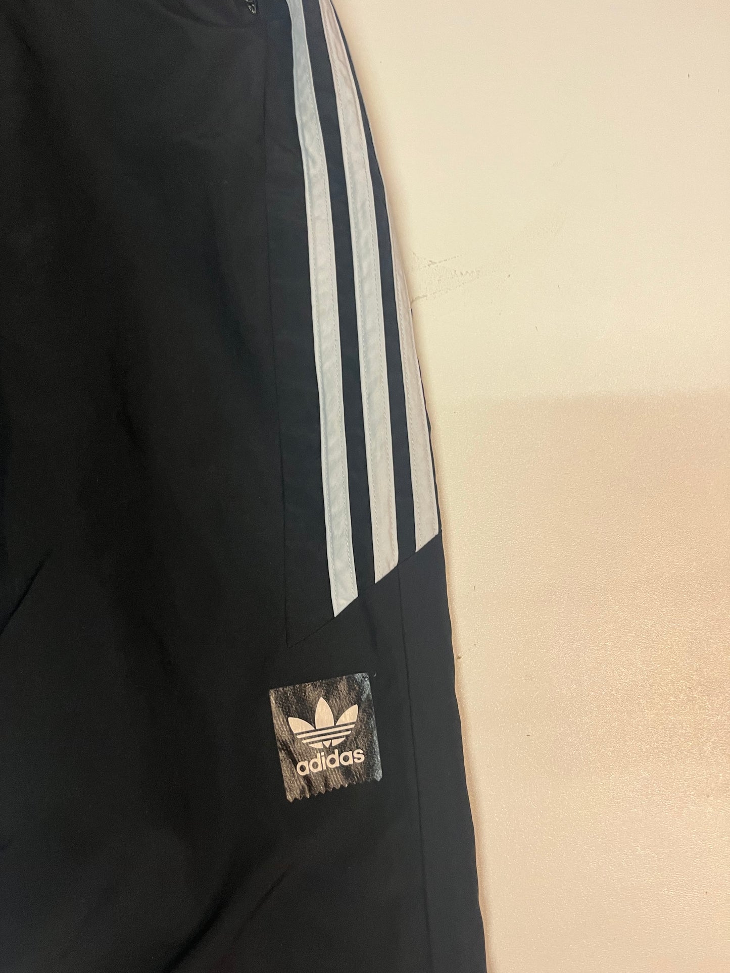 Entdecke unsere Vintage Track Pants von Nike und anderen Marken, erhältlich bei Valuxery.de - Dein Shop für trendige Vintage - Kleidung. Unsere Track Pants sind aus hochwertigen Materialien und