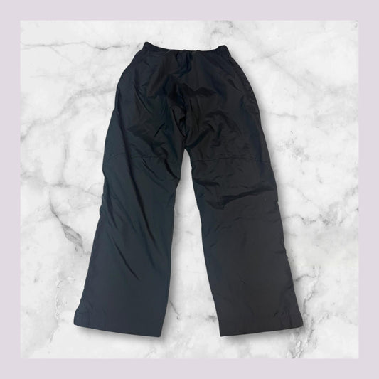 Entdecke unsere Vintage Track Pants von Nike und anderen Marken, erhältlich bei Valuxery.de - Dein Shop für trendige Vintage - Kleidung. Unsere Track Pants sind aus hochwertigen Materialien und