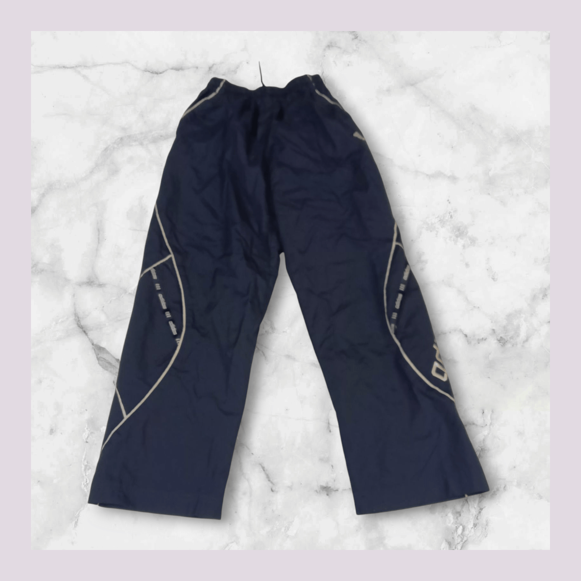 Entdecke unsere Vintage Track Pants von Nike und anderen Marken, erhältlich bei Valuxery.de - Dein Shop für trendige Vintage - Kleidung. Unsere Track Pants sind aus hochwertigen Materialien und