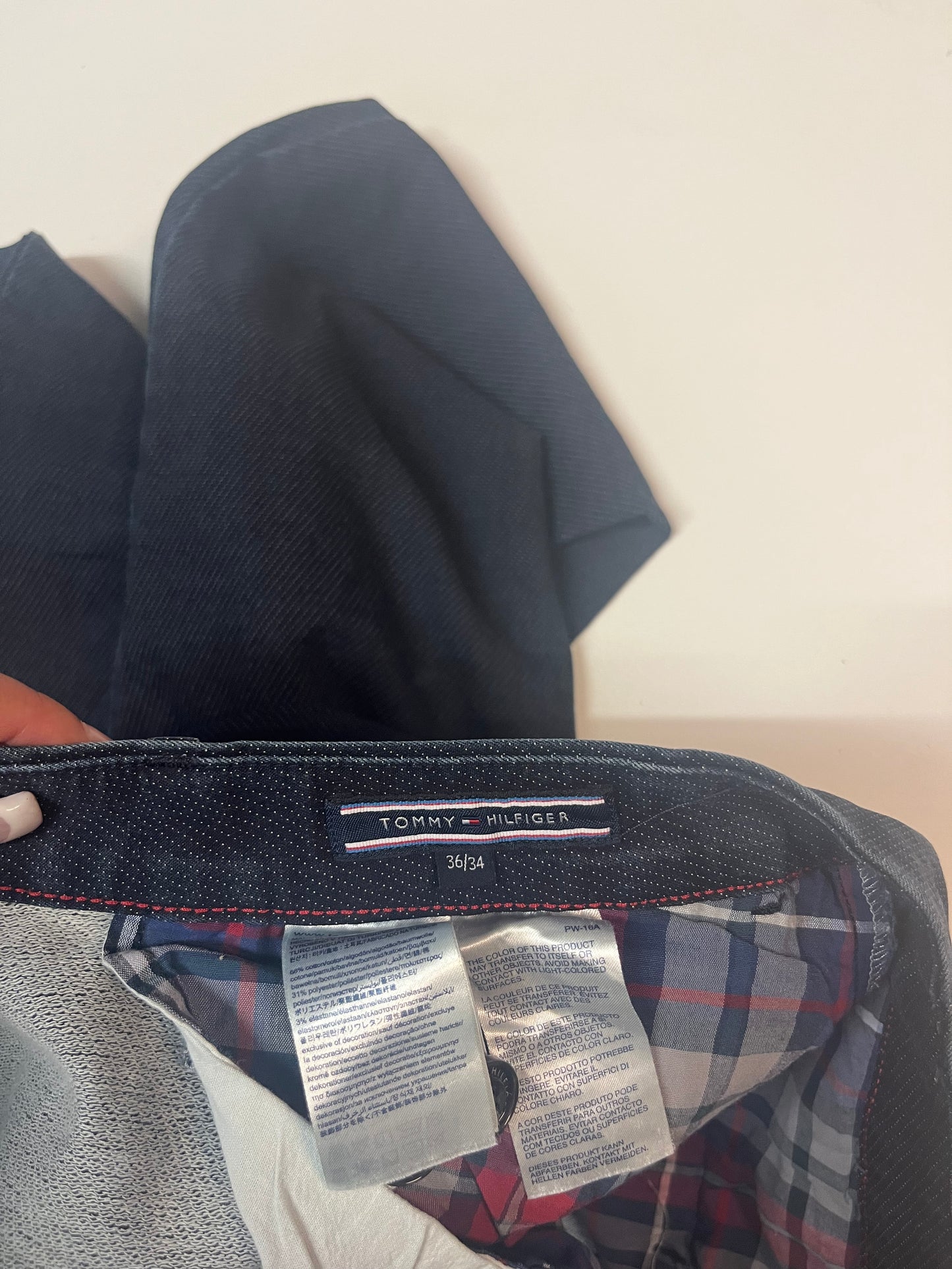 Entdecke unsere Vintage Track Pants von Nike und anderen Marken, erhältlich bei Valuxery.de - Dein Shop für trendige Vintage - Kleidung. Unsere Track Pants sind aus hochwertigen Materialien und