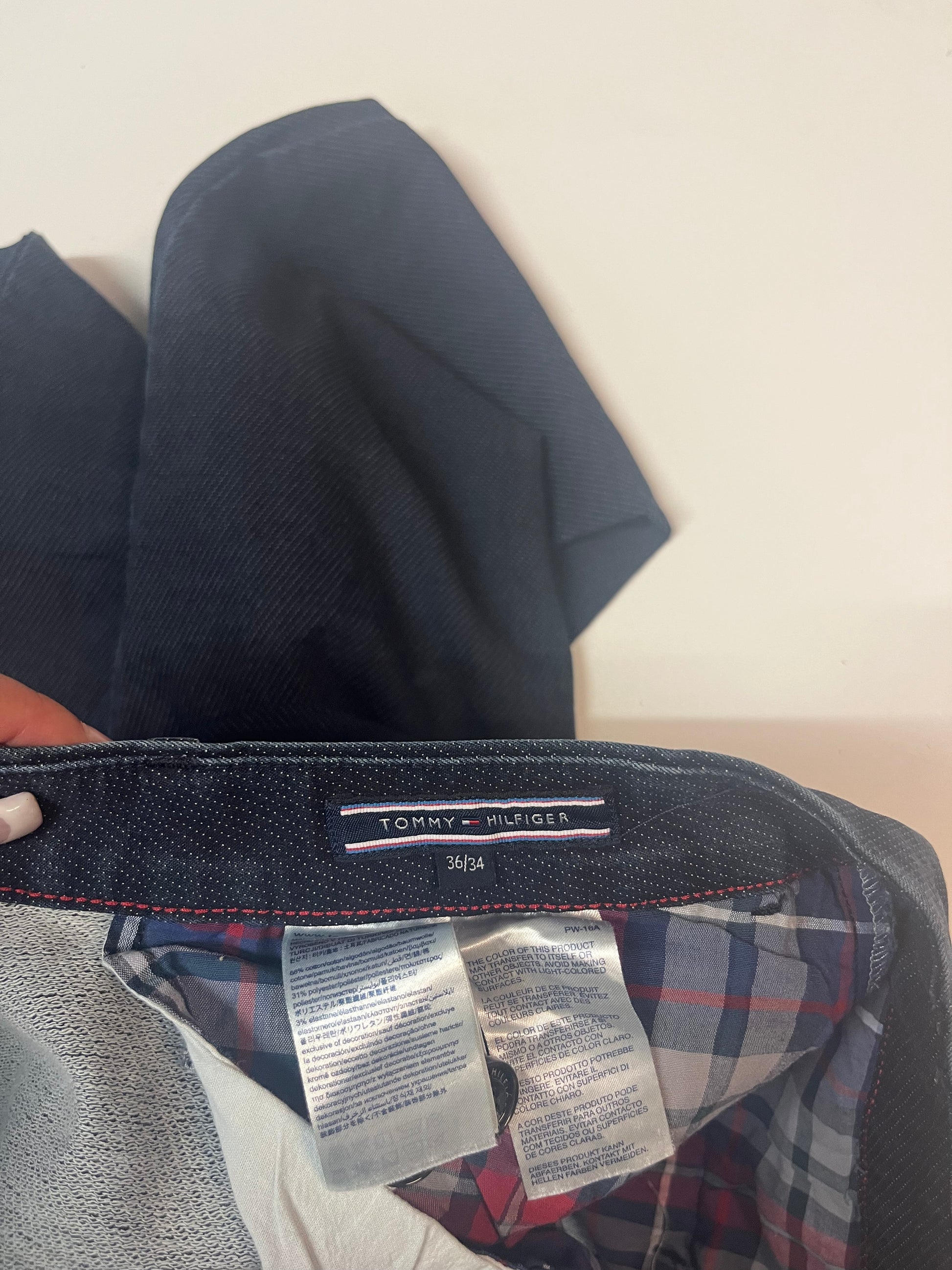 Entdecke unsere Vintage Track Pants von Nike und anderen Marken, erhältlich bei Valuxery.de - Dein Shop für trendige Vintage - Kleidung. Unsere Track Pants sind aus hochwertigen Materialien und