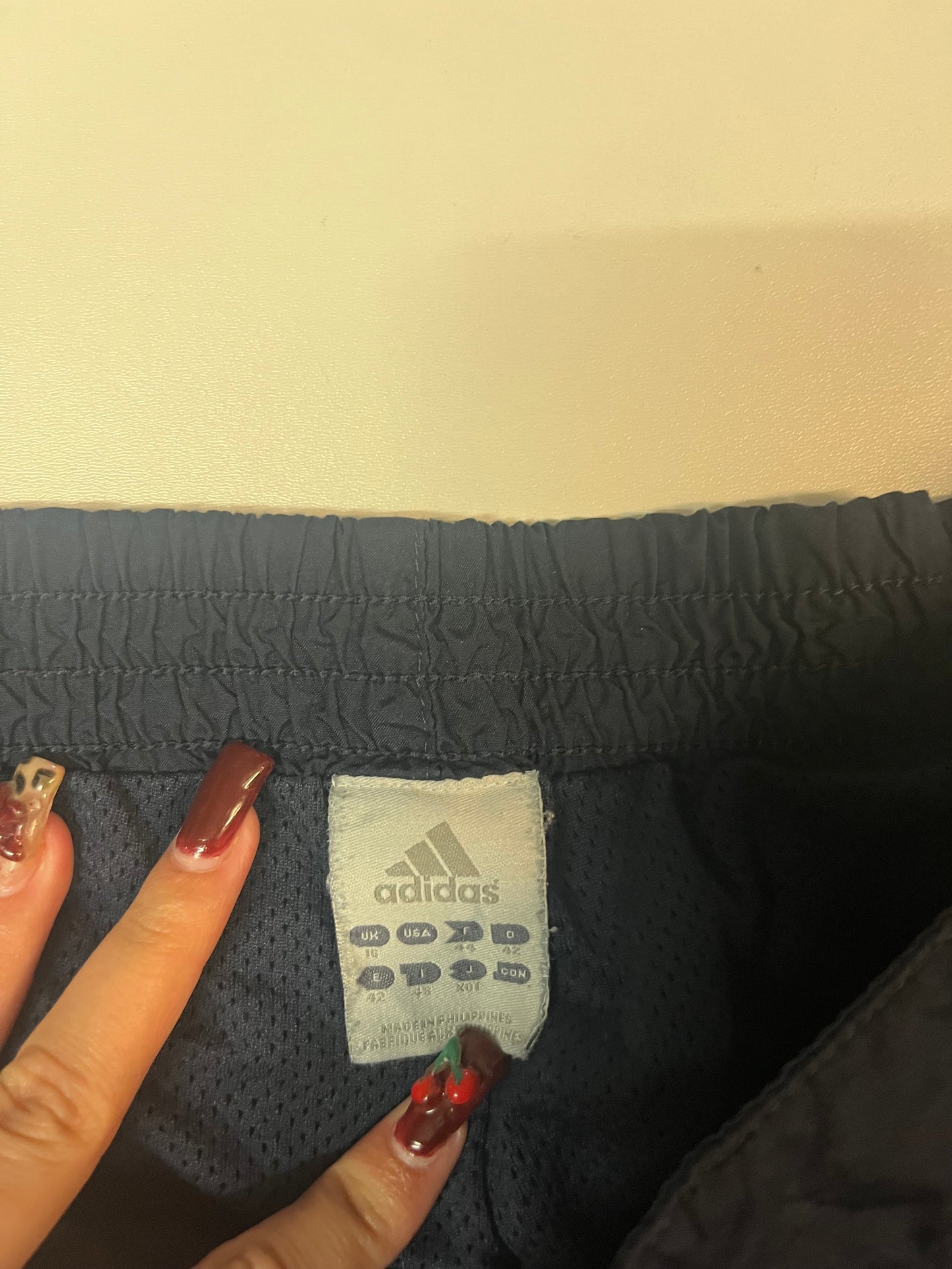 Entdecke unsere Vintage Track Pants von Nike und anderen Marken, erhältlich bei Valuxery.de - Dein Shop für trendige Vintage - Kleidung. Unsere Track Pants sind aus hochwertigen Materialien und