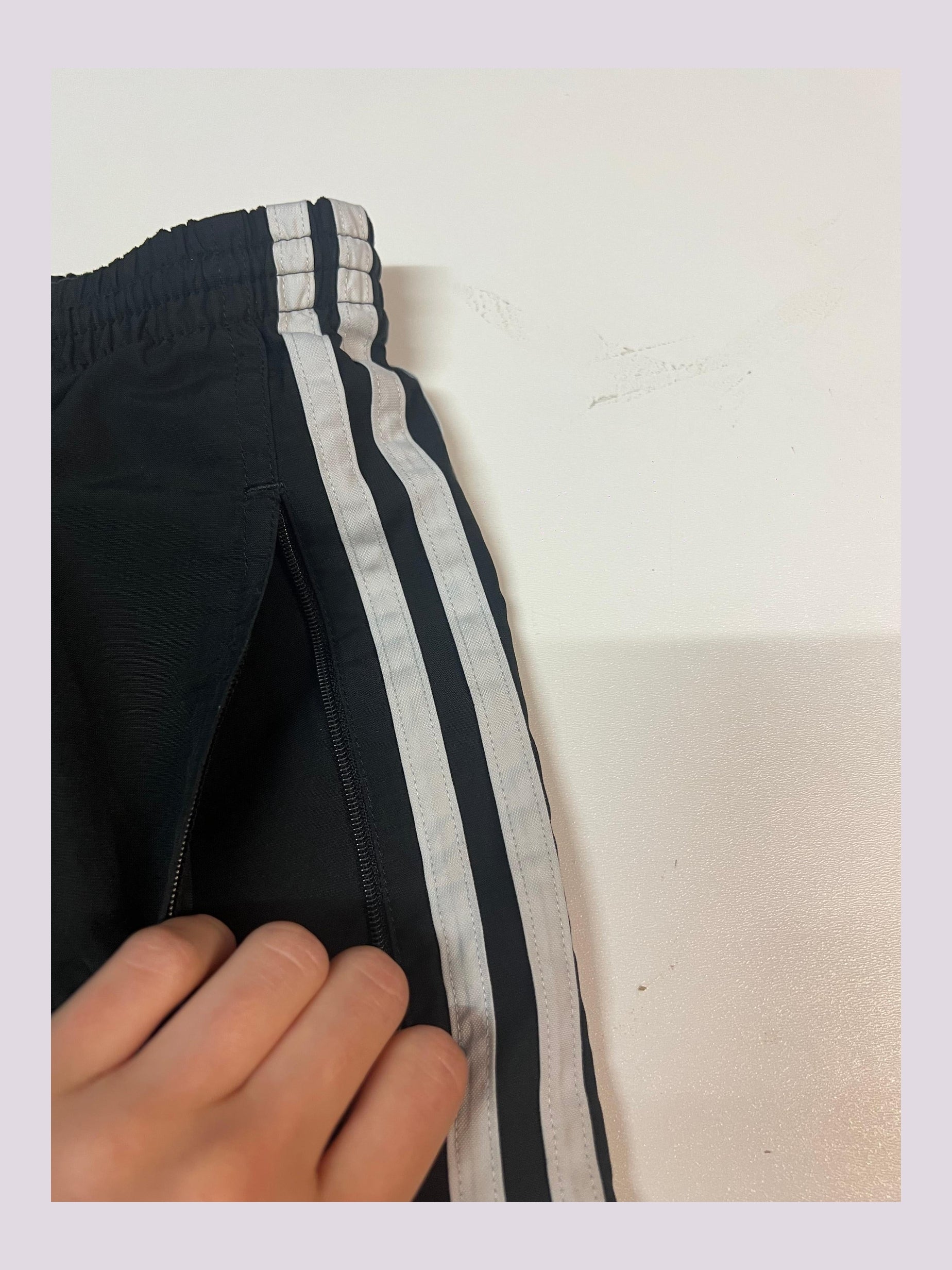 Entdecke unsere Vintage Track Pants von Nike und anderen Marken, erhältlich bei Valuxery.de - Dein Shop für trendige Vintage - Kleidung. Unsere Track Pants sind aus hochwertigen Materialien und