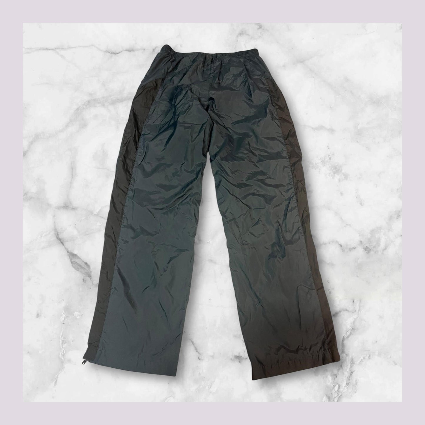 Entdecke unsere Vintage Track Pants von Nike und anderen Marken, erhältlich bei Valuxery.de - Dein Shop für trendige Vintage - Kleidung. Unsere Track Pants sind aus hochwertigen Materialien und