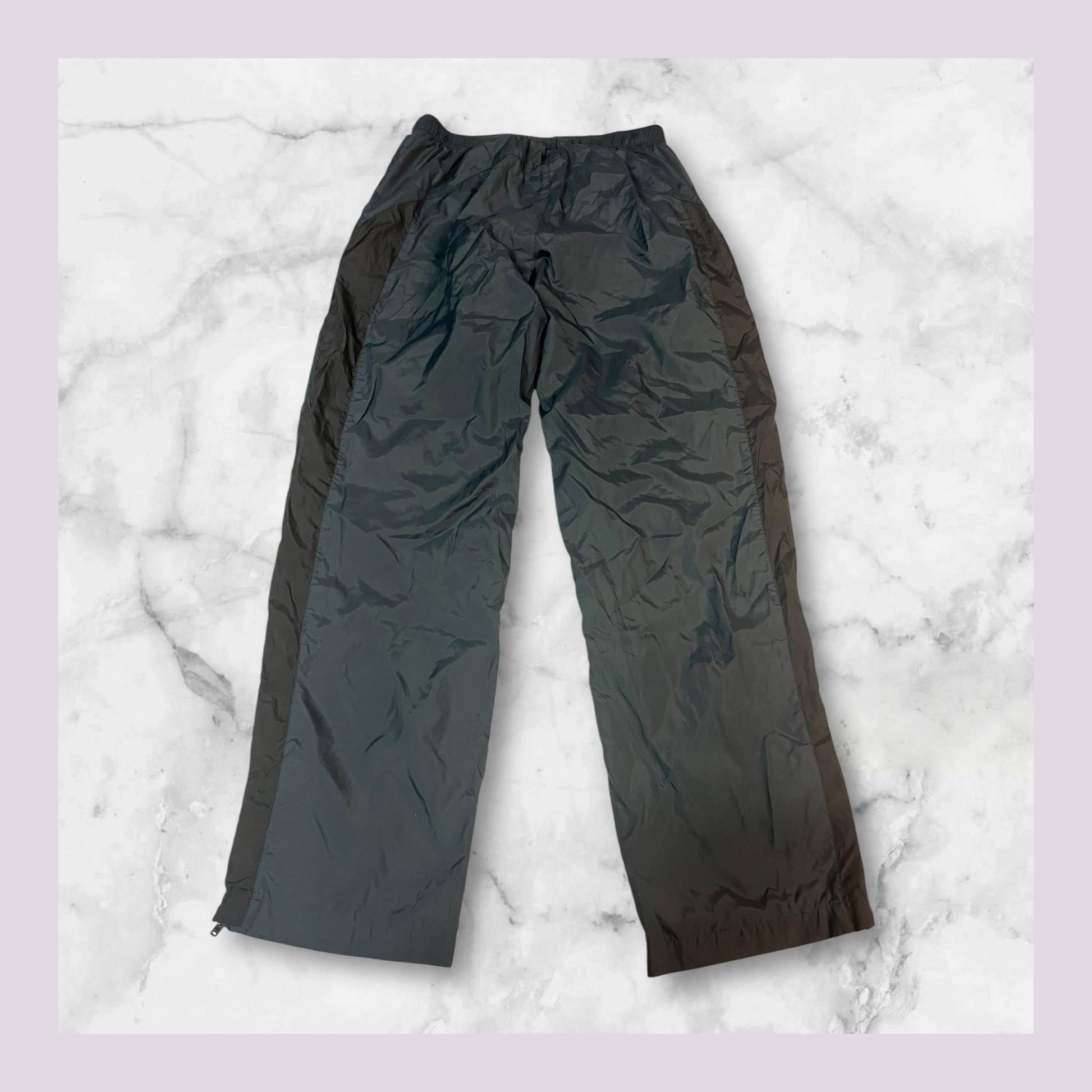 Entdecke unsere Vintage Track Pants von Nike und anderen Marken, erhältlich bei Valuxery.de - Dein Shop für trendige Vintage - Kleidung. Unsere Track Pants sind aus hochwertigen Materialien und