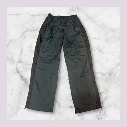 Entdecke unsere Vintage Track Pants von Nike und anderen Marken, erhältlich bei Valuxery.de - Dein Shop für trendige Vintage - Kleidung. Unsere Track Pants sind aus hochwertigen Materialien und