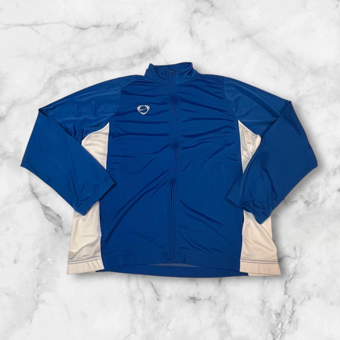 Entdecke unsere Vintage Track Pants von Nike und anderen Marken, erhältlich bei Valuxery.de - Dein Shop für trendige Vintage - Kleidung. Unsere Track Pants sind aus hochwertigen Materialien und