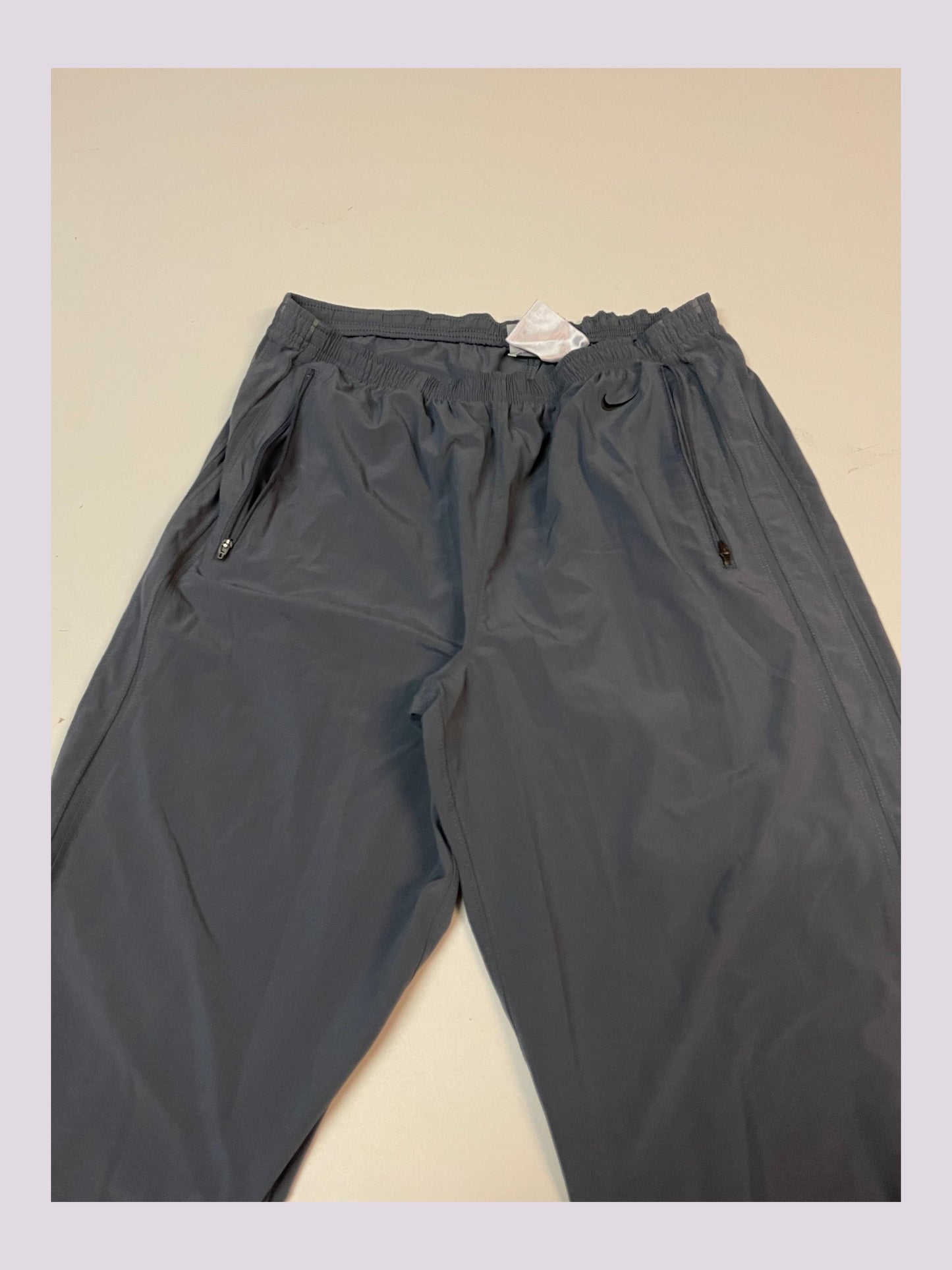 Entdecke unsere Vintage Track Pants von Nike und anderen Marken, erhältlich bei Valuxery.de - Dein Shop für trendige Vintage - Kleidung. Unsere Track Pants sind aus hochwertigen Materialien und