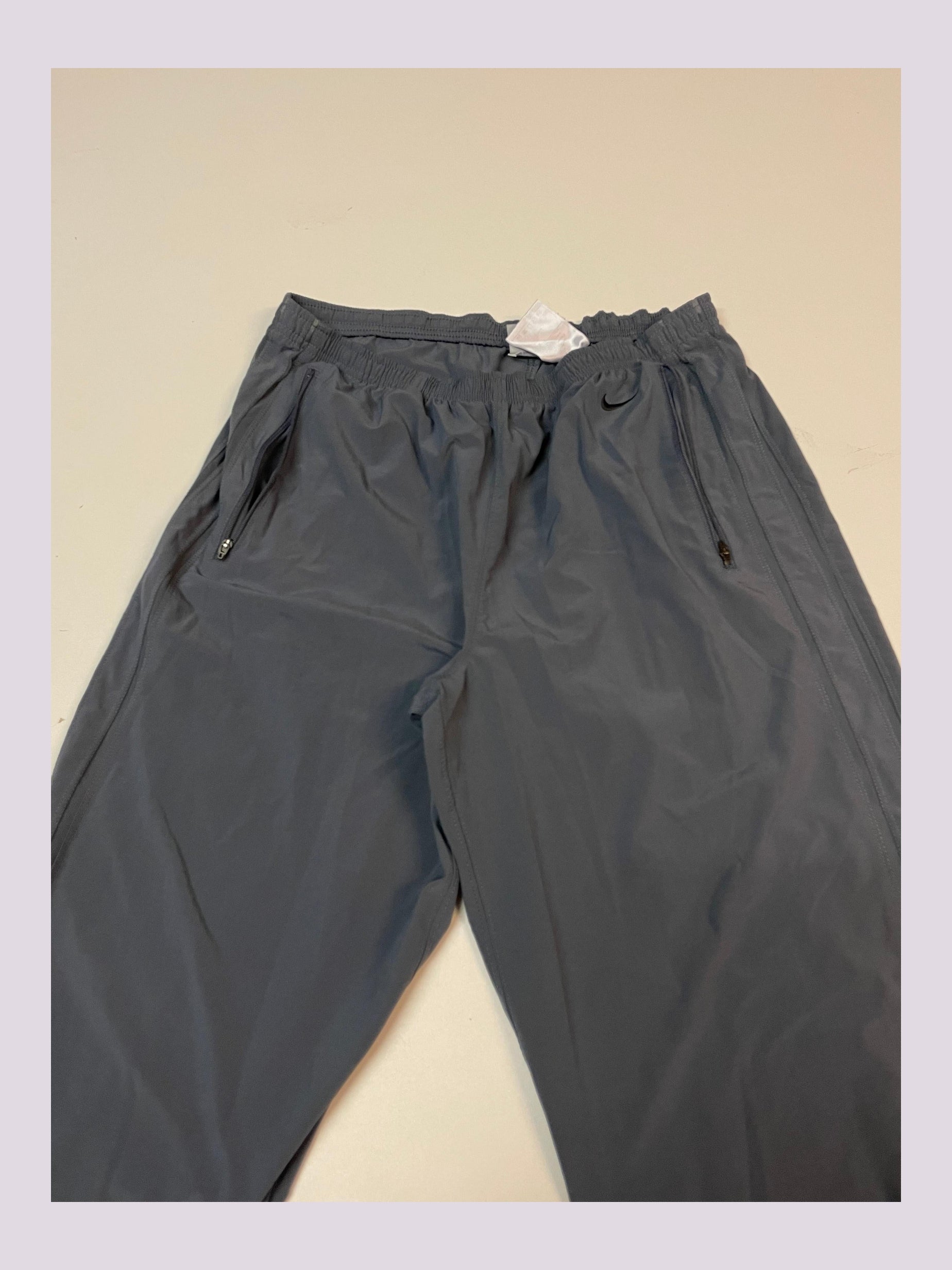 Entdecke unsere Vintage Track Pants von Nike und anderen Marken, erhältlich bei Valuxery.de - Dein Shop für trendige Vintage - Kleidung. Unsere Track Pants sind aus hochwertigen Materialien und