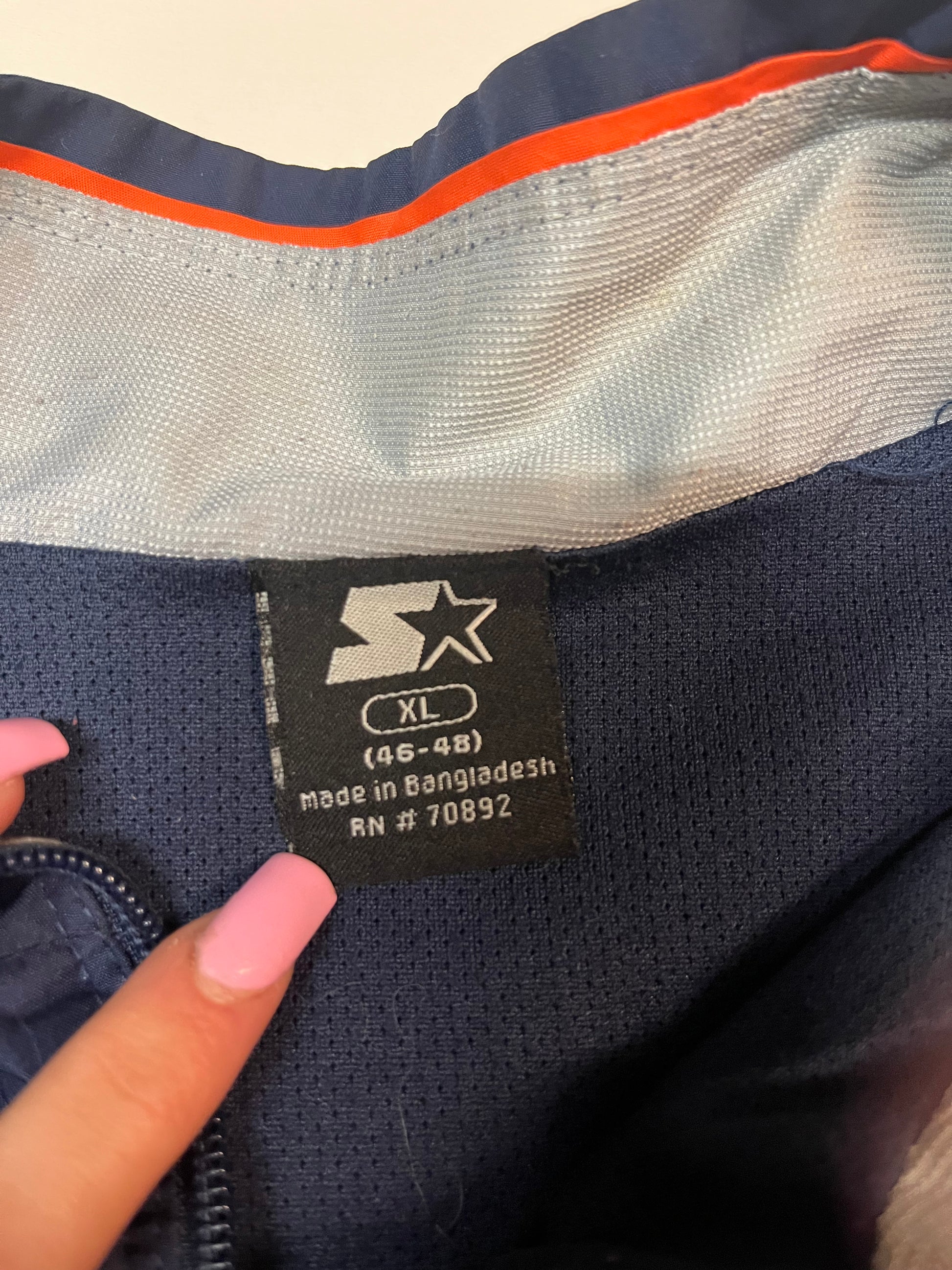 Entdecke unsere Vintage Track Pants von Nike und anderen Marken, erhältlich bei Valuxery.de - Dein Shop für trendige Vintage - Kleidung. Unsere Track Pants sind aus hochwertigen Materialien und