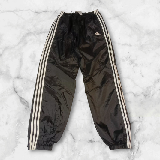 Entdecke unsere Vintage Track Pants von Nike und anderen Marken, erhältlich bei Valuxery.de - Dein Shop für trendige Vintage - Kleidung. Unsere Track Pants sind aus hochwertigen Materialien und