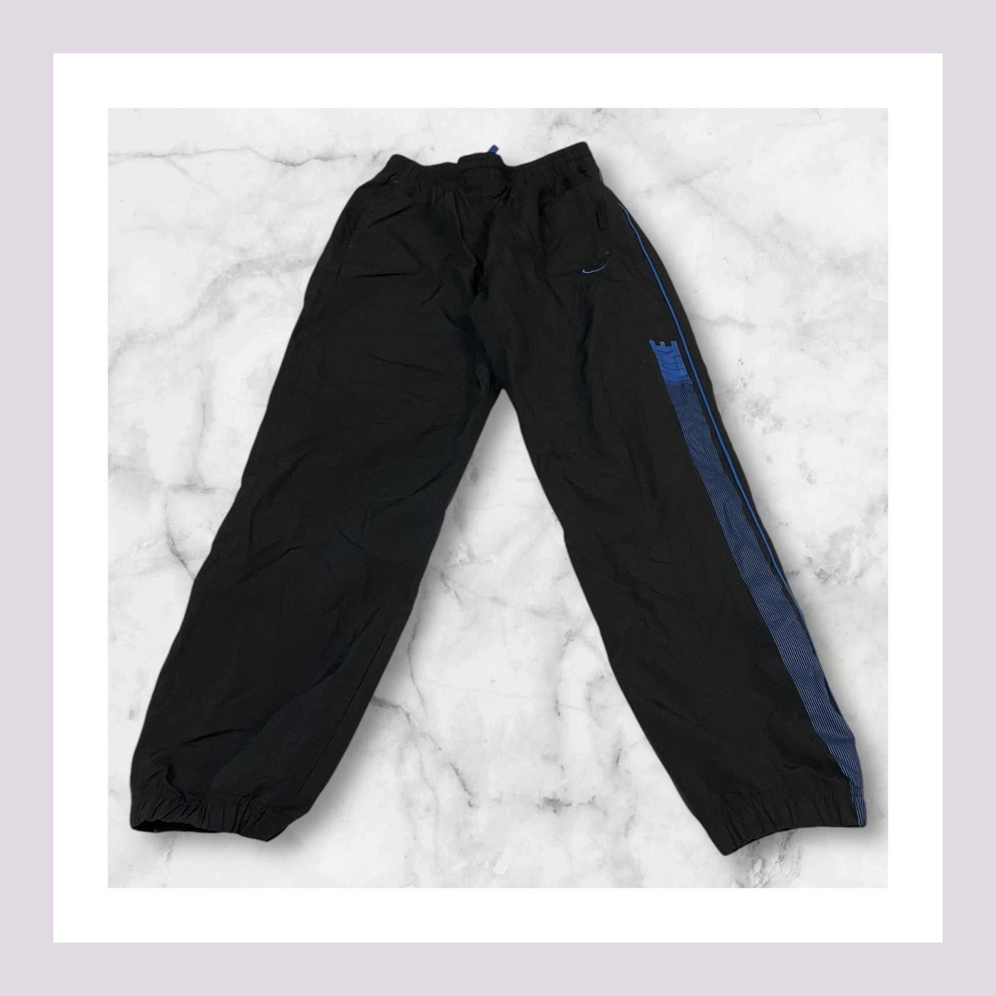 Entdecke unsere Vintage Track Pants von Nike und anderen Marken, erhältlich bei Valuxery.de - Dein Shop für trendige Vintage - Kleidung. Unsere Track Pants sind aus hochwertigen Materialien und