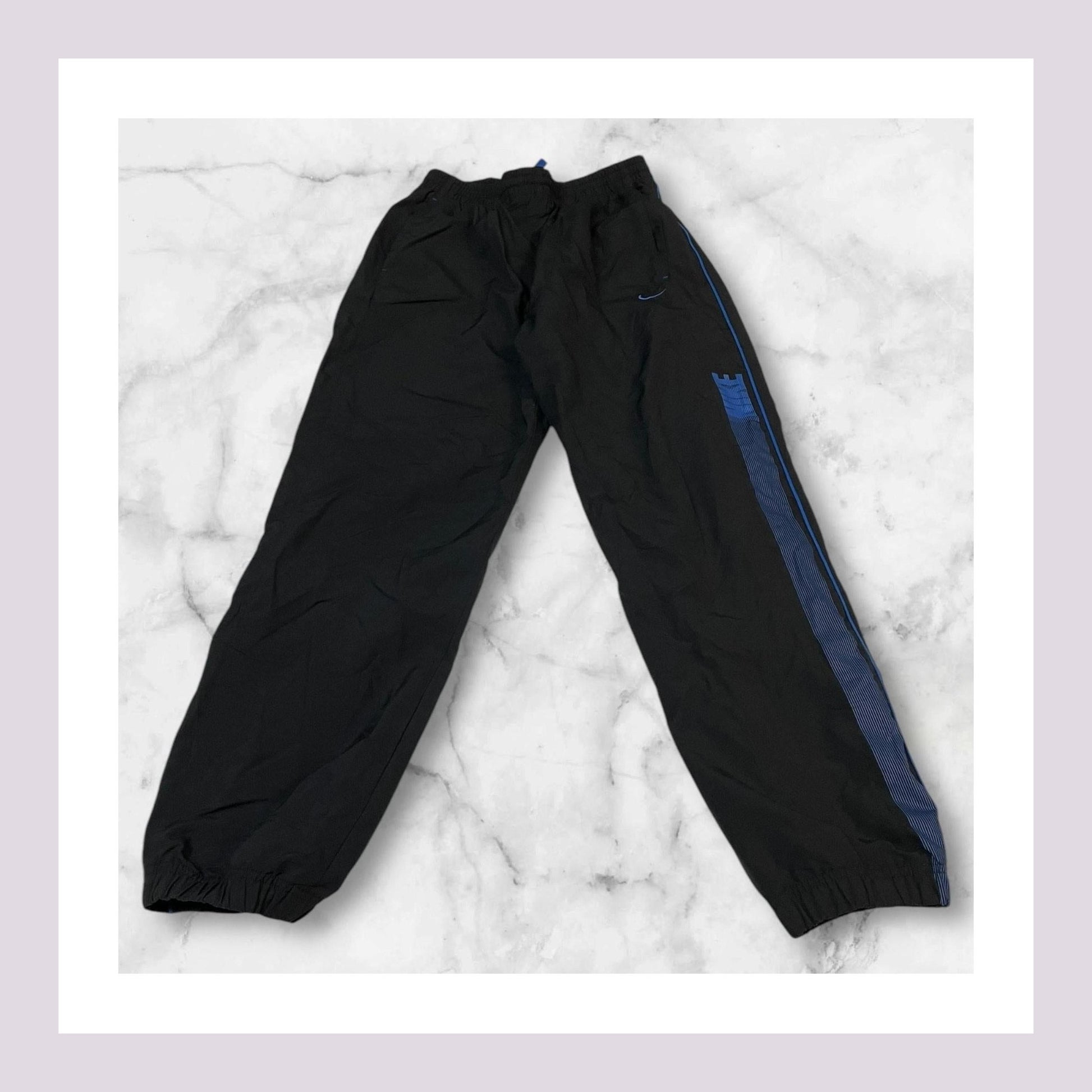 Entdecke unsere Vintage Track Pants von Nike und anderen Marken, erhältlich bei Valuxery.de - Dein Shop für trendige Vintage - Kleidung. Unsere Track Pants sind aus hochwertigen Materialien und
