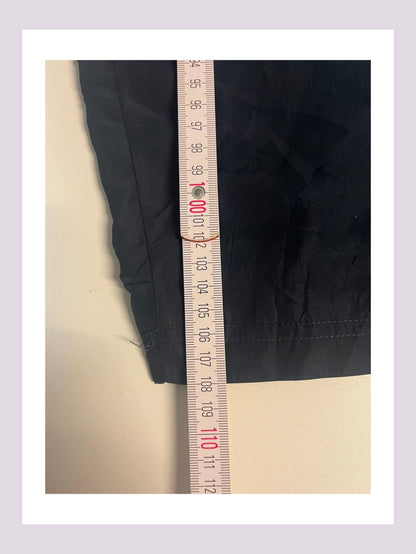 Entdecke unsere Vintage Track Pants von Nike und anderen Marken, erhältlich bei Valuxery.de - Dein Shop für trendige Vintage - Kleidung. Unsere Track Pants sind aus hochwertigen Materialien und