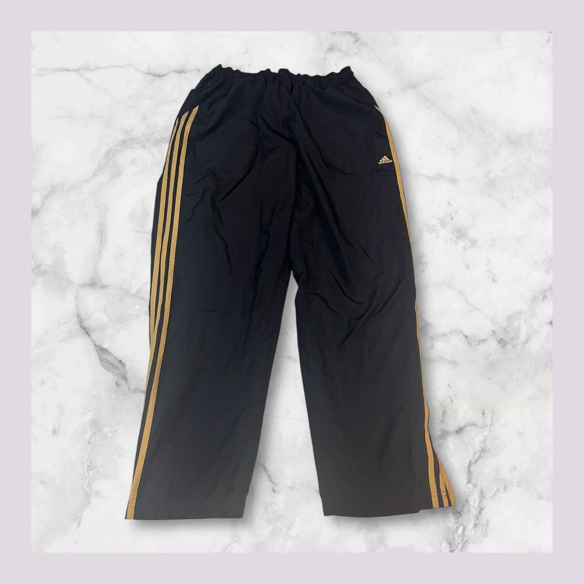 Entdecke unsere Vintage Track Pants von Nike und anderen Marken, erhältlich bei Valuxery.de - Dein Shop für trendige Vintage - Kleidung. Unsere Track Pants sind aus hochwertigen Materialien und