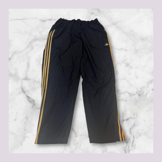 Entdecke unsere Vintage Track Pants von Nike und anderen Marken, erhältlich bei Valuxery.de - Dein Shop für trendige Vintage - Kleidung. Unsere Track Pants sind aus hochwertigen Materialien und