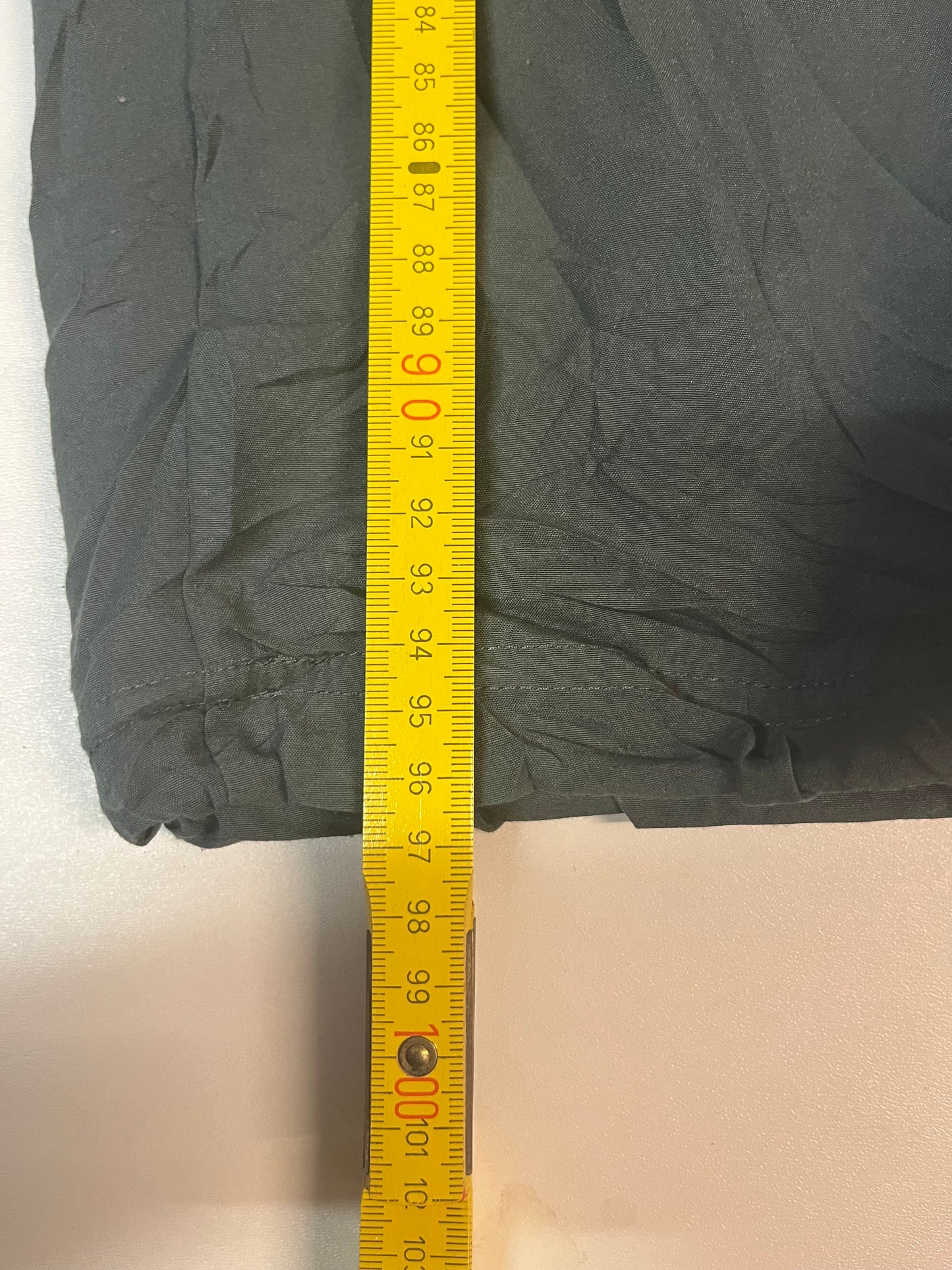 Entdecke unsere Vintage Track Pants von Nike und anderen Marken, erhältlich bei Valuxery.de - Dein Shop für trendige Vintage - Kleidung. Unsere Track Pants sind aus hochwertigen Materialien und