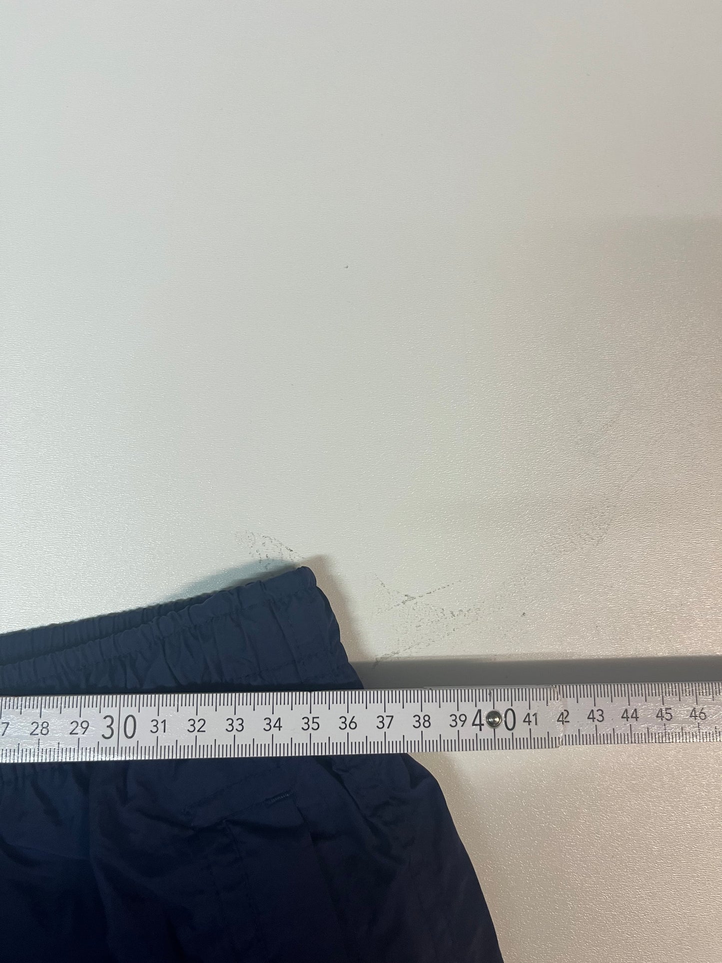 Entdecke unsere Vintage Track Pants von Nike und anderen Marken, erhältlich bei Valuxery.de - Dein Shop für trendige Vintage - Kleidung. Unsere Track Pants sind aus hochwertigen Materialien und