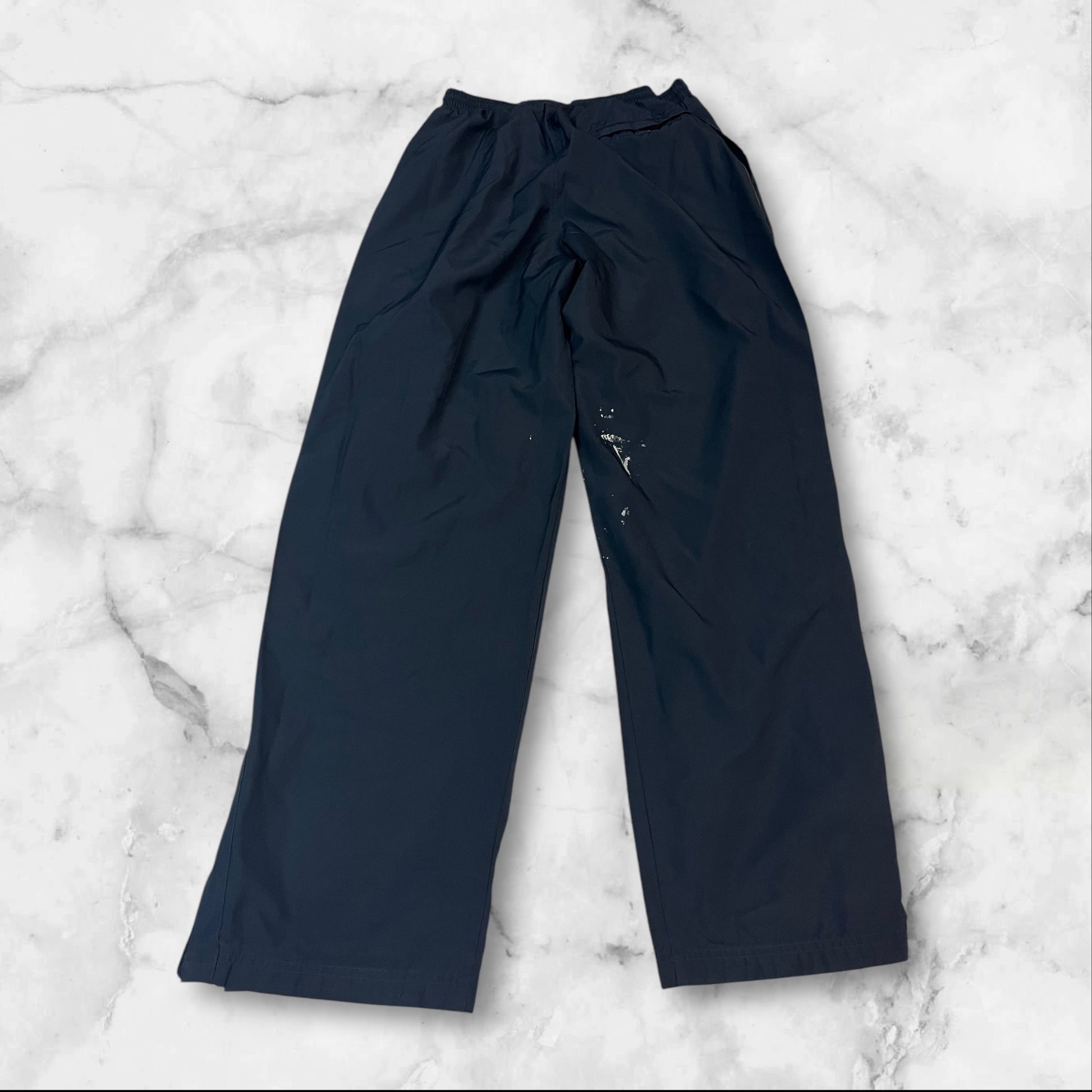 Entdecke unsere Vintage Track Pants von Nike und anderen Marken, erhältlich bei Valuxery.de - Dein Shop für trendige Vintage - Kleidung. Unsere Track Pants sind aus hochwertigen Materialien und