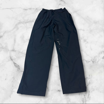 Entdecke unsere Vintage Track Pants von Nike und anderen Marken, erhältlich bei Valuxery.de - Dein Shop für trendige Vintage - Kleidung. Unsere Track Pants sind aus hochwertigen Materialien und