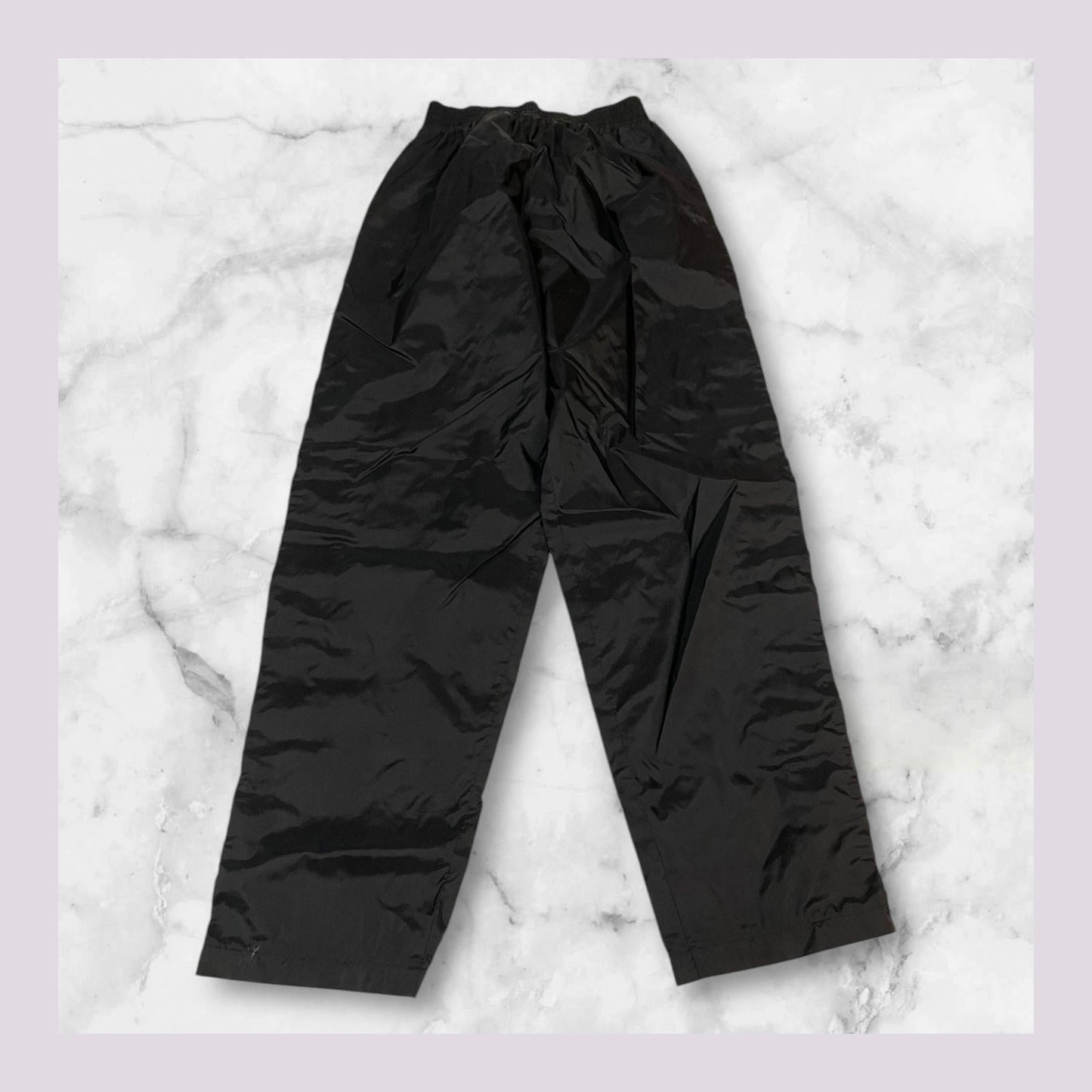 Entdecke unsere Vintage Track Pants von Nike und anderen Marken, erhältlich bei Valuxery.de - Dein Shop für trendige Vintage - Kleidung. Unsere Track Pants sind aus hochwertigen Materialien und