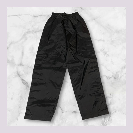 Entdecke unsere Vintage Track Pants von Nike und anderen Marken, erhältlich bei Valuxery.de - Dein Shop für trendige Vintage - Kleidung. Unsere Track Pants sind aus hochwertigen Materialien und