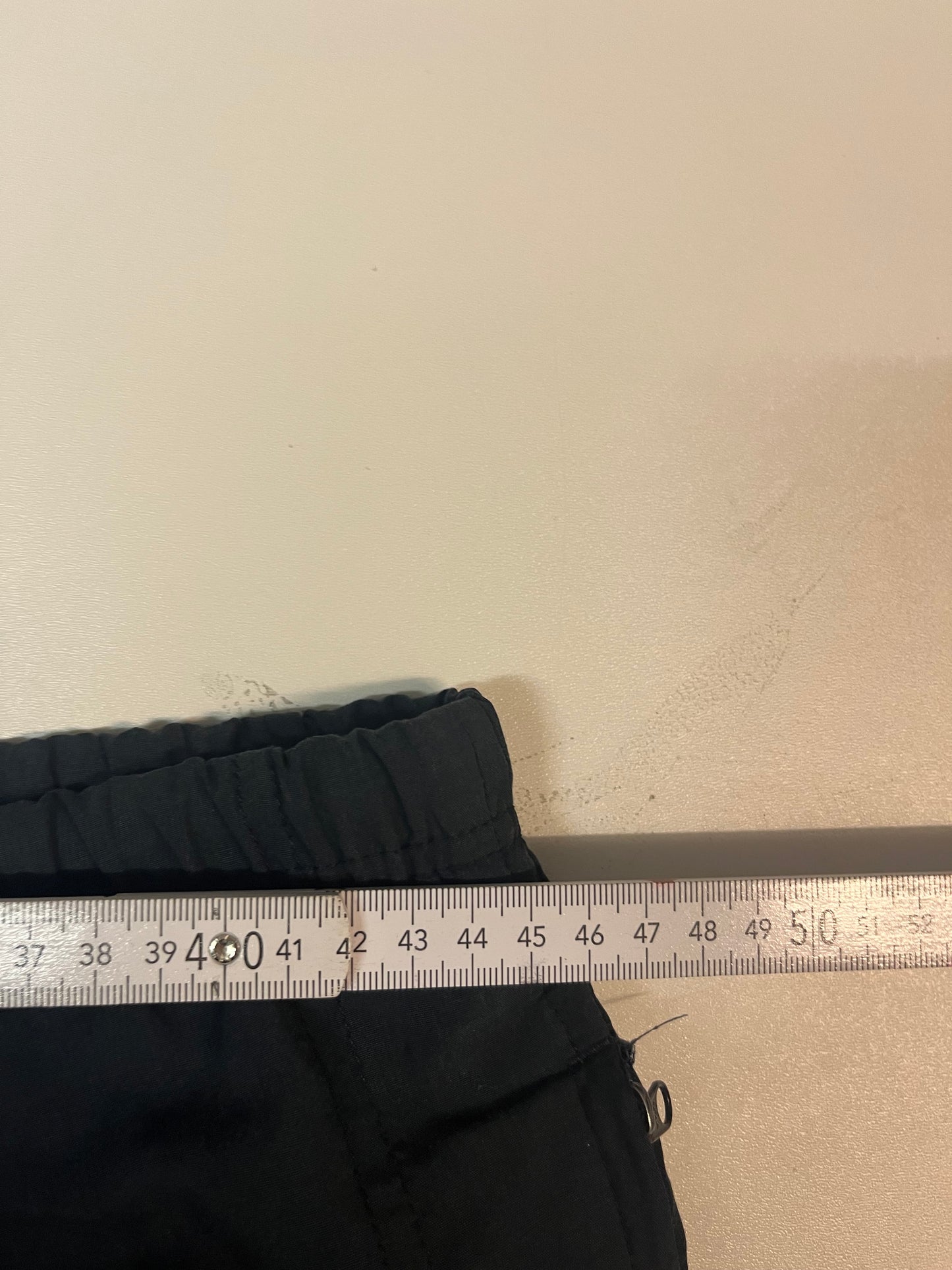 Entdecke unsere Vintage Track Pants von Nike und anderen Marken, erhältlich bei Valuxery.de - Dein Shop für trendige Vintage - Kleidung. Unsere Track Pants sind aus hochwertigen Materialien und