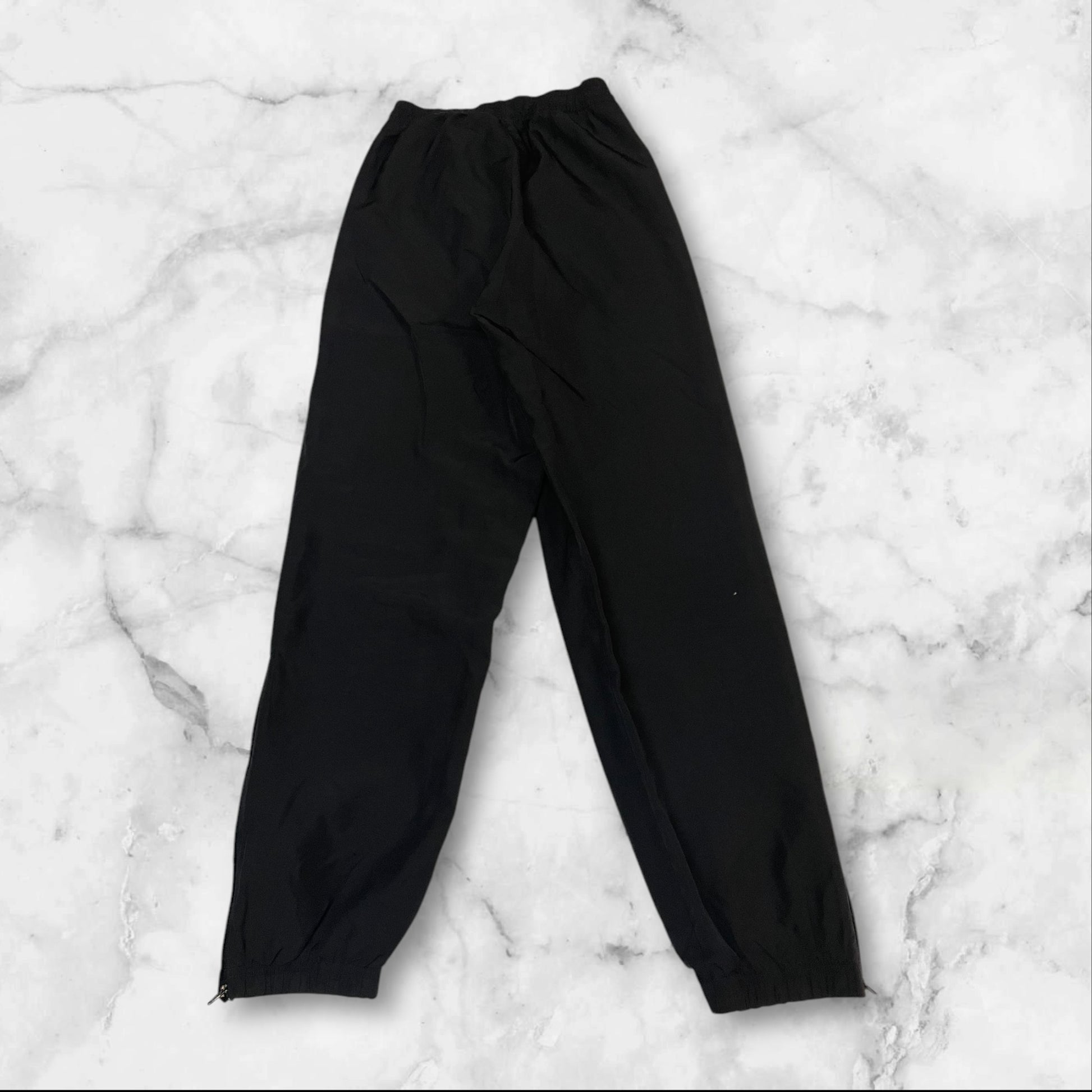 Entdecke unsere Vintage Track Pants von Nike und anderen Marken, erhältlich bei Valuxery.de - Dein Shop für trendige Vintage - Kleidung. Unsere Track Pants sind aus hochwertigen Materialien und