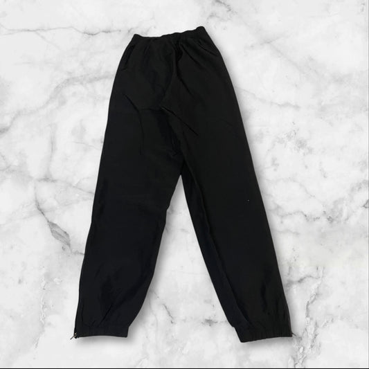 Entdecke unsere Vintage Track Pants von Nike und anderen Marken, erhältlich bei Valuxery.de - Dein Shop für trendige Vintage - Kleidung. Unsere Track Pants sind aus hochwertigen Materialien und