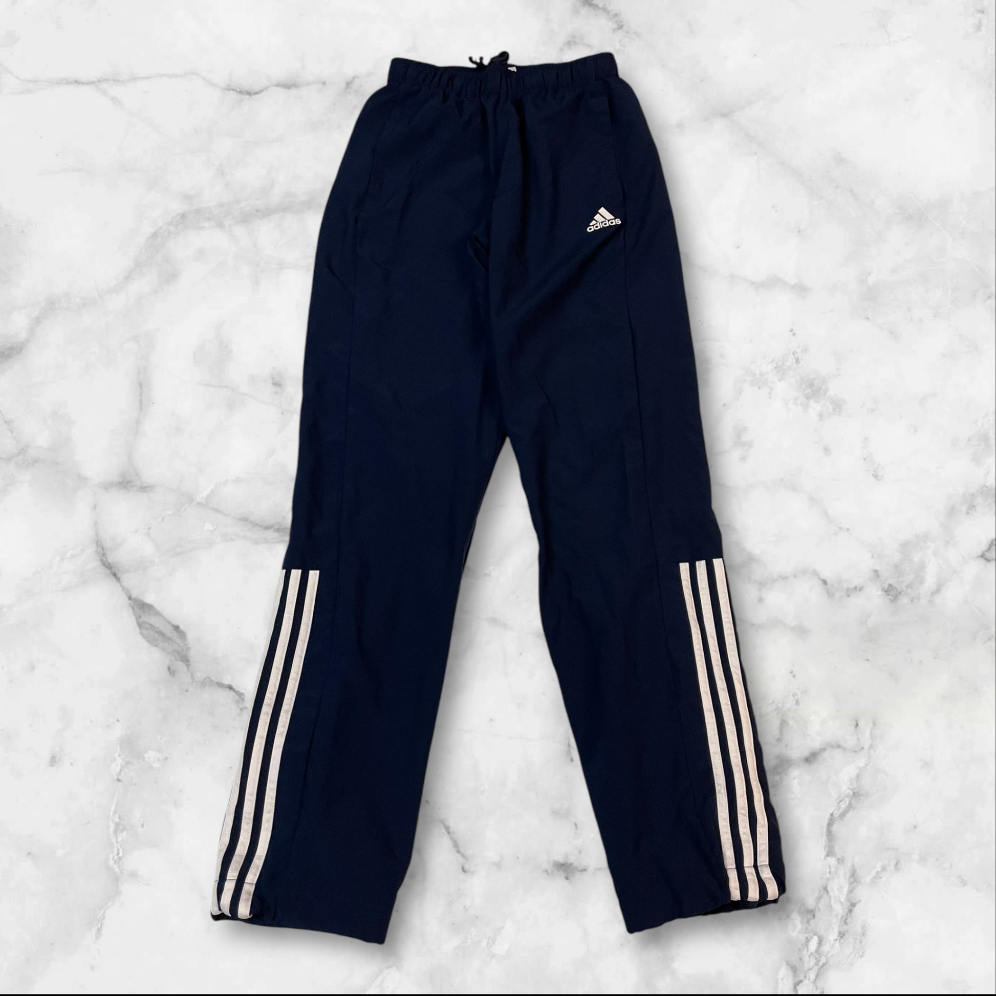Entdecke unsere Vintage Track Pants von Nike und anderen Marken, erhältlich bei Valuxery.de - Dein Shop für trendige Vintage - Kleidung. Unsere Track Pants sind aus hochwertigen Materialien und