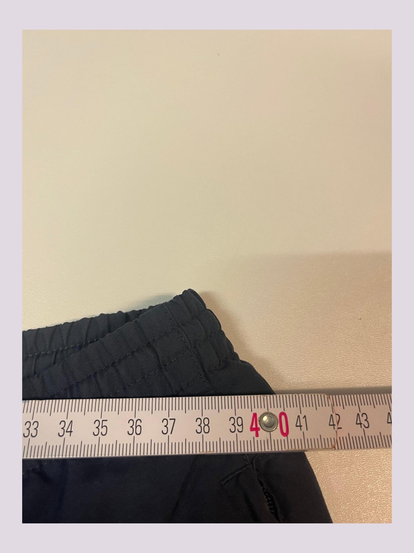 Entdecke unsere Vintage Track Pants von Nike und anderen Marken, erhältlich bei Valuxery.de - Dein Shop für trendige Vintage - Kleidung. Unsere Track Pants sind aus hochwertigen Materialien und