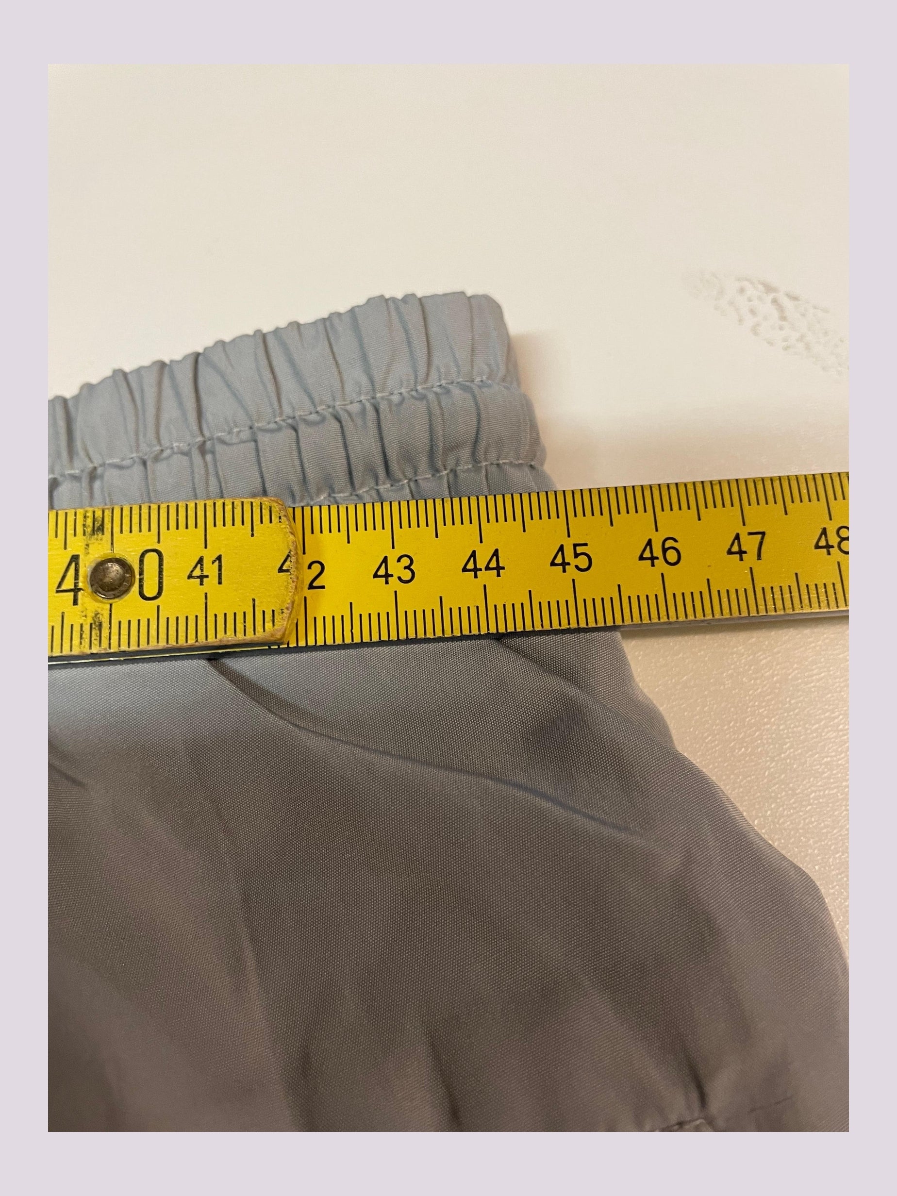 Entdecke unsere Vintage Track Pants von Nike und anderen Marken, erhältlich bei Valuxery.de - Dein Shop für trendige Vintage - Kleidung. Unsere Track Pants sind aus hochwertigen Materialien und