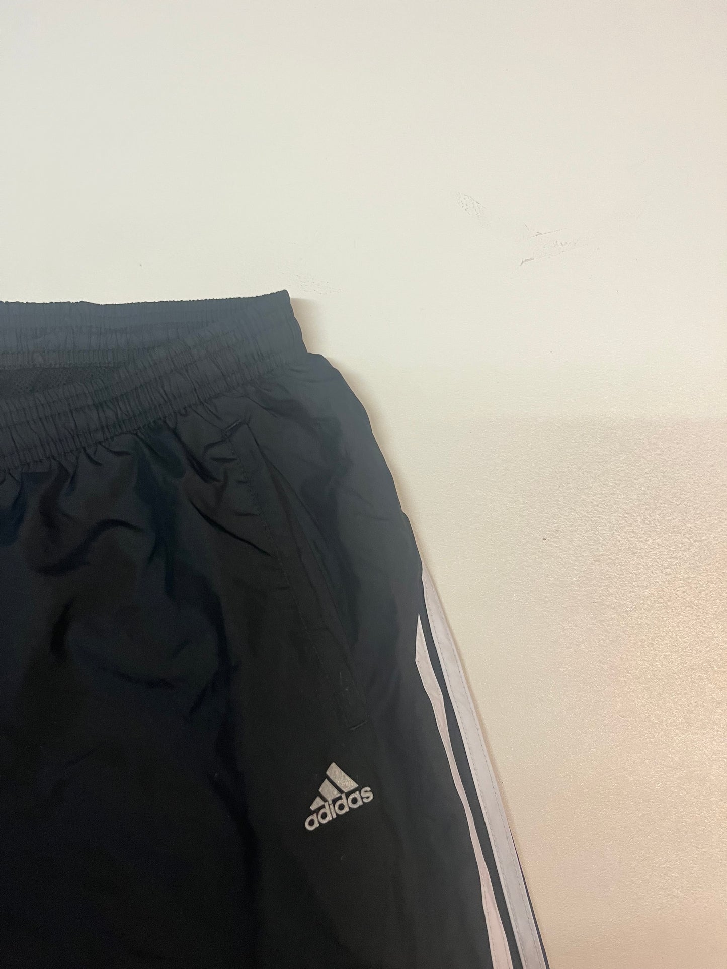 Entdecke unsere Vintage Track Pants von Nike und anderen Marken, erhältlich bei Valuxery.de - Dein Shop für trendige Vintage - Kleidung. Unsere Track Pants sind aus hochwertigen Materialien und