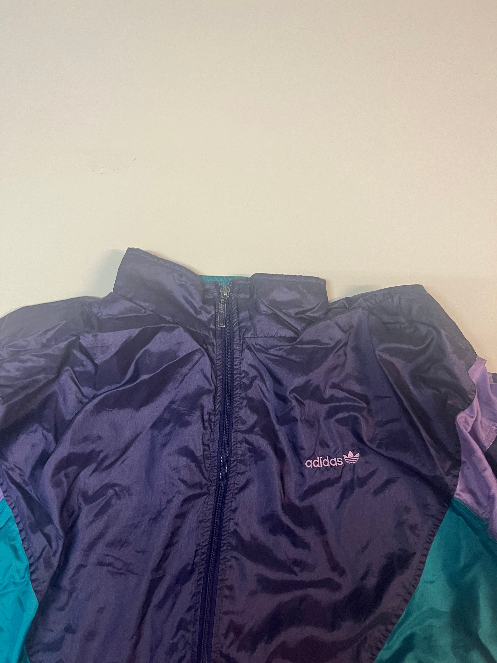 Entdecke unsere Vintage Track Pants von Nike und anderen Marken, erhältlich bei Valuxery.de - Dein Shop für trendige Vintage - Kleidung. Unsere Track Pants sind aus hochwertigen Materialien und