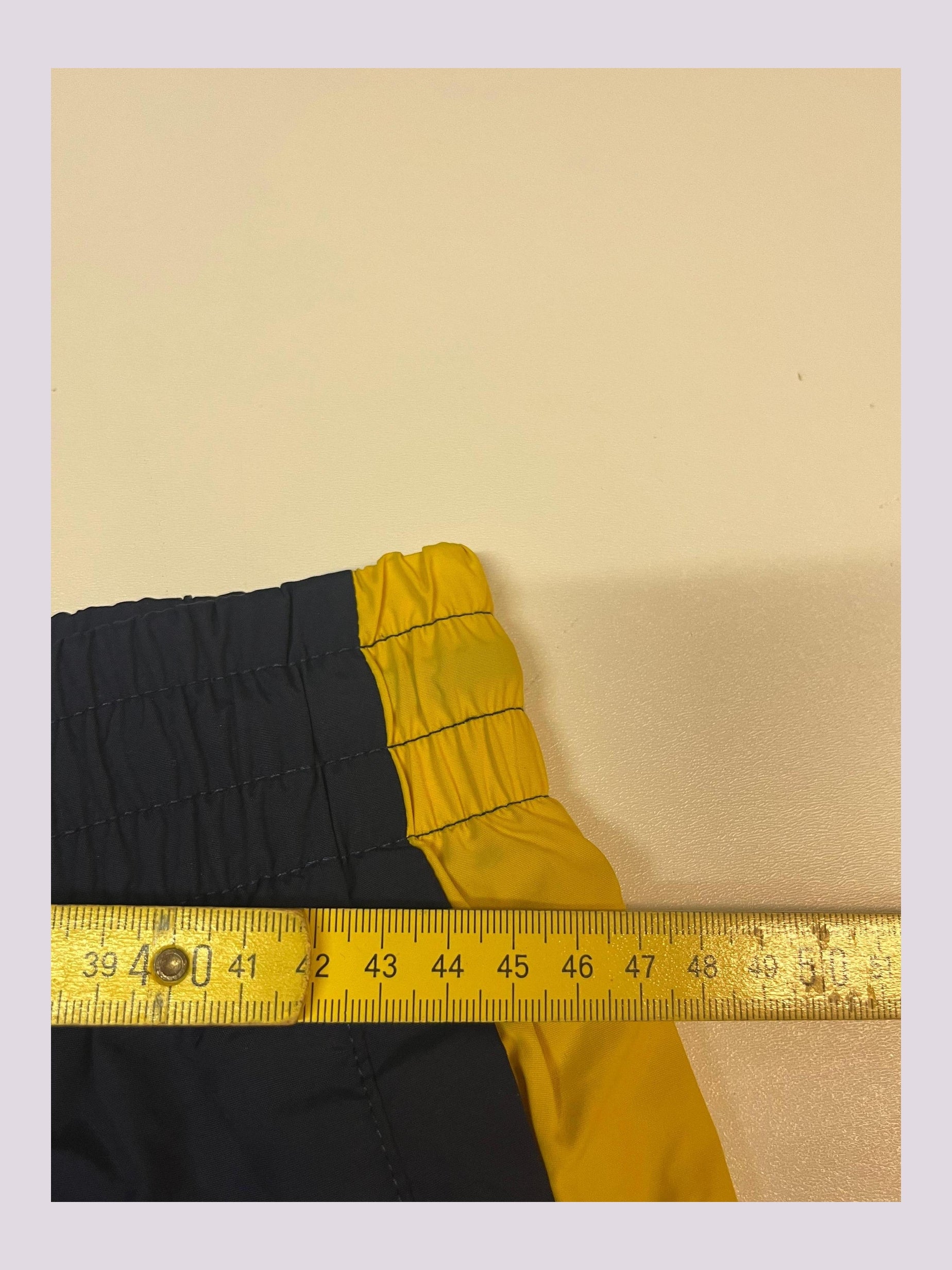 Entdecke unsere Vintage Track Pants von Nike und anderen Marken, erhältlich bei Valuxery.de - Dein Shop für trendige Vintage - Kleidung. Unsere Track Pants sind aus hochwertigen Materialien und