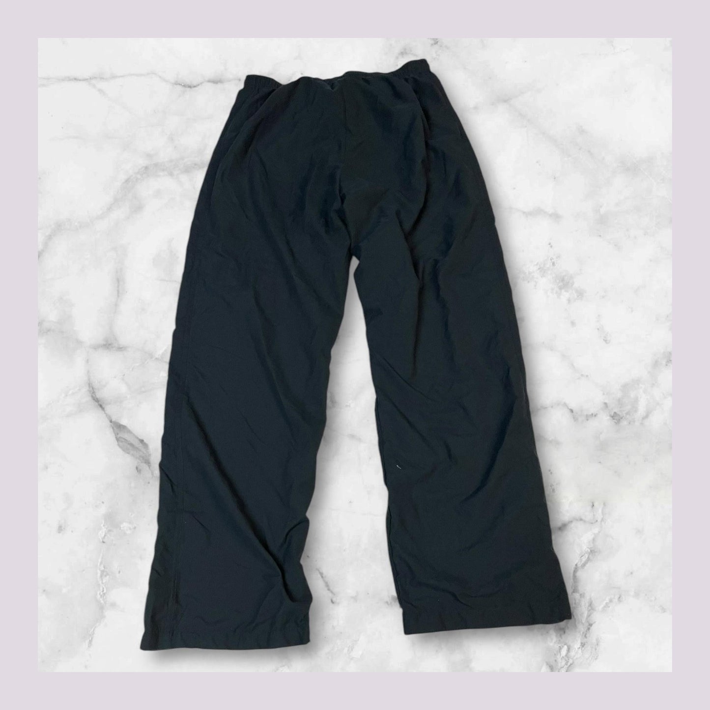 Entdecke unsere Vintage Track Pants von Nike und anderen Marken, erhältlich bei Valuxery.de - Dein Shop für trendige Vintage - Kleidung. Unsere Track Pants sind aus hochwertigen Materialien und