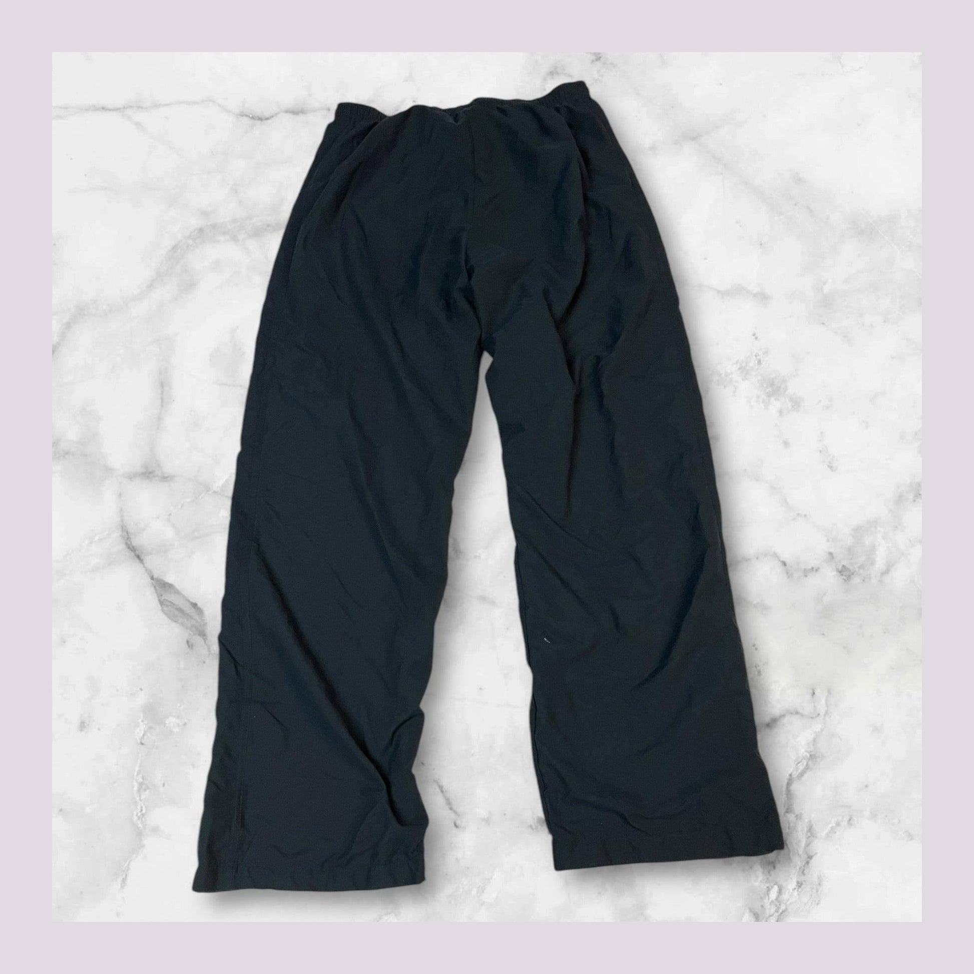 Entdecke unsere Vintage Track Pants von Nike und anderen Marken, erhältlich bei Valuxery.de - Dein Shop für trendige Vintage - Kleidung. Unsere Track Pants sind aus hochwertigen Materialien und