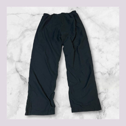 Entdecke unsere Vintage Track Pants von Nike und anderen Marken, erhältlich bei Valuxery.de - Dein Shop für trendige Vintage - Kleidung. Unsere Track Pants sind aus hochwertigen Materialien und