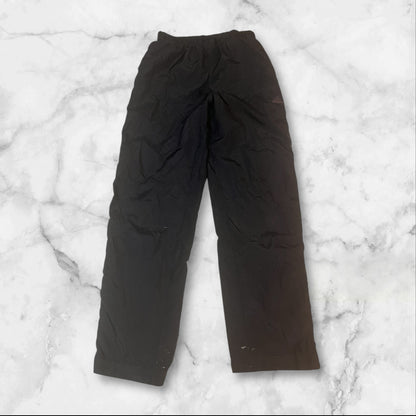 Entdecke unsere Vintage Track Pants von Nike und anderen Marken, erhältlich bei Valuxery.de - Dein Shop für trendige Vintage - Kleidung. Unsere Track Pants sind aus hochwertigen Materialien und
