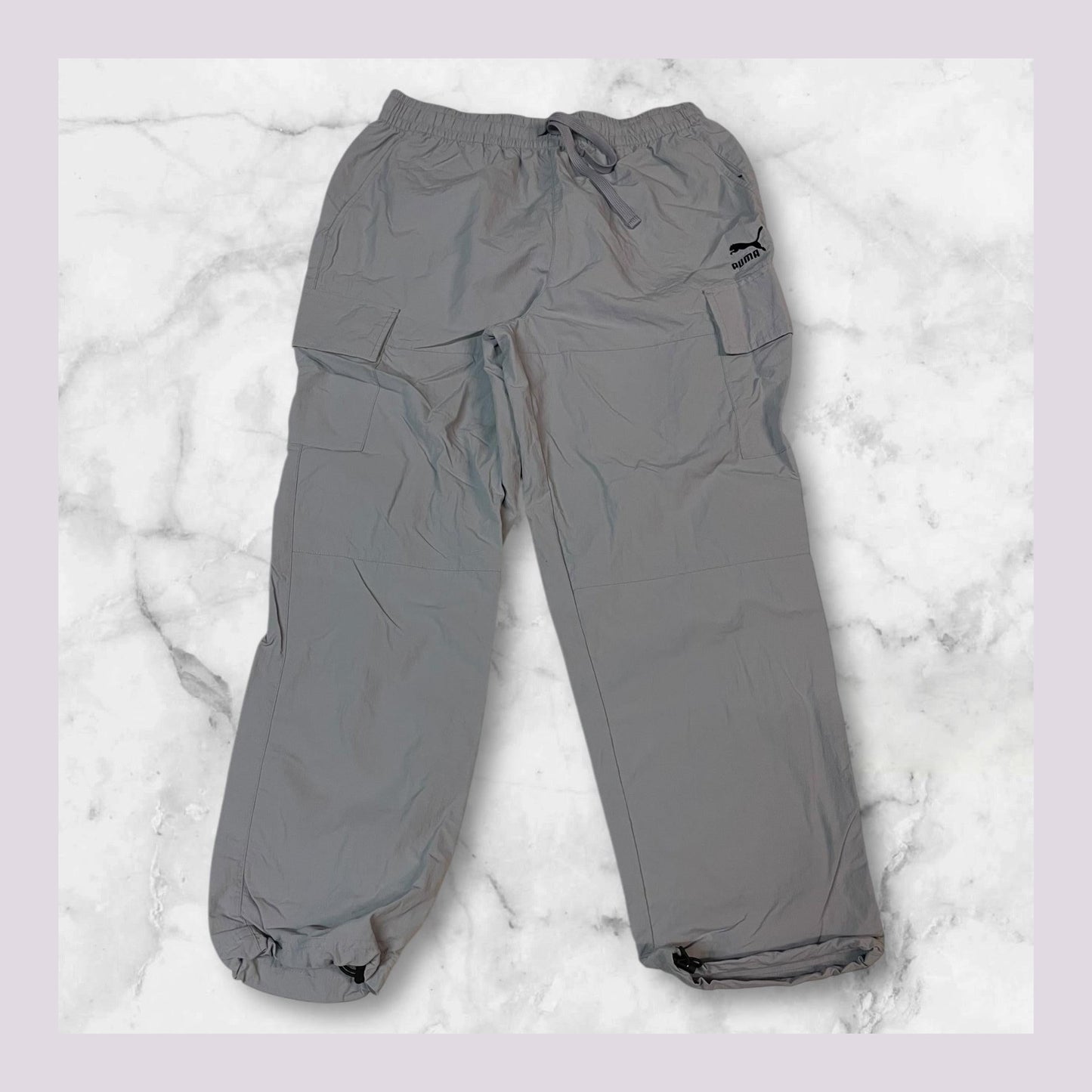 Entdecke unsere Vintage Track Pants von Nike und anderen Marken, erhältlich bei Valuxery.de - Dein Shop für trendige Vintage - Kleidung. Unsere Track Pants sind aus hochwertigen Materialien und