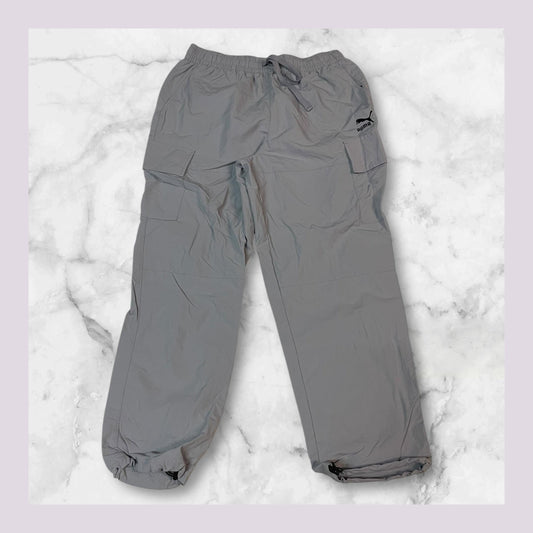 Entdecke unsere Vintage Track Pants von Nike und anderen Marken, erhältlich bei Valuxery.de - Dein Shop für trendige Vintage - Kleidung. Unsere Track Pants sind aus hochwertigen Materialien und