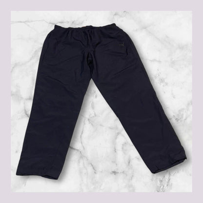 Entdecke unsere Vintage Track Pants von Nike und anderen Marken, erhältlich bei Valuxery.de - Dein Shop für trendige Vintage - Kleidung. Unsere Track Pants sind aus hochwertigen Materialien und