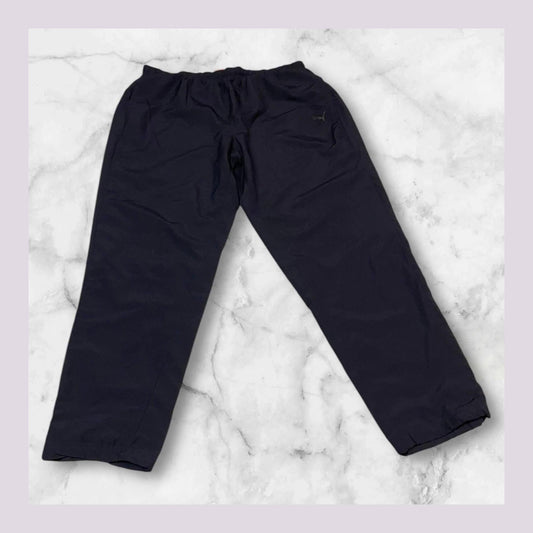 Entdecke unsere Vintage Track Pants von Nike und anderen Marken, erhältlich bei Valuxery.de - Dein Shop für trendige Vintage - Kleidung. Unsere Track Pants sind aus hochwertigen Materialien und