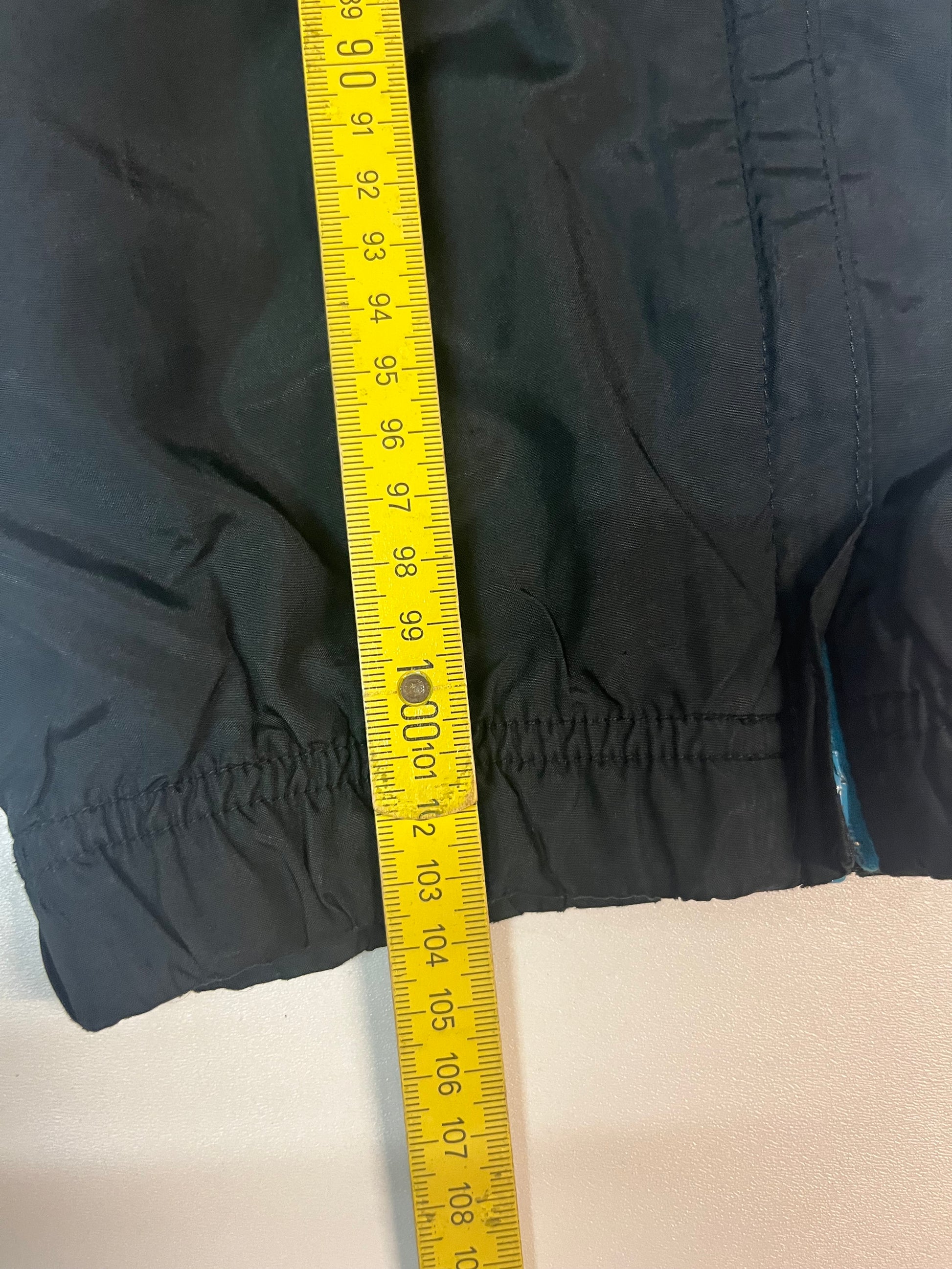 Entdecke unsere Vintage Track Pants von Nike und anderen Marken, erhältlich bei Valuxery.de - Dein Shop für trendige Vintage - Kleidung. Unsere Track Pants sind aus hochwertigen Materialien und