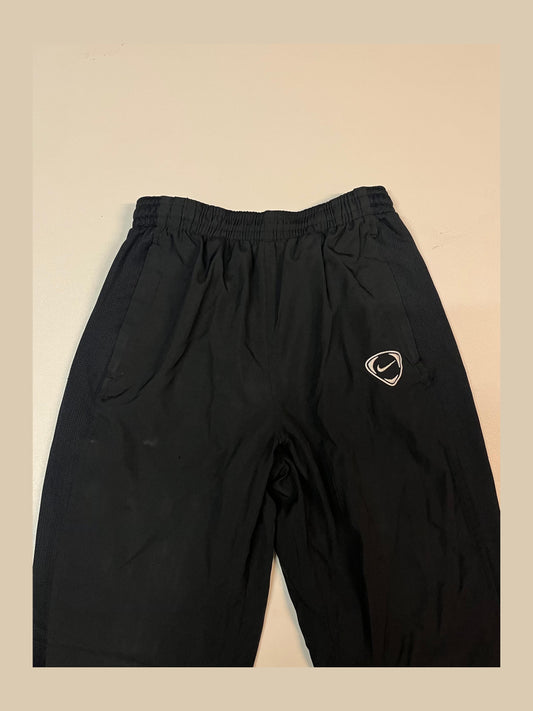 Entdecke unsere Vintage Track Pants von Nike und anderen Marken, erhältlich bei Valuxery.de - Dein Shop für trendige Vintage - Kleidung. Unsere Track Pants sind aus hochwertigen Materialien und