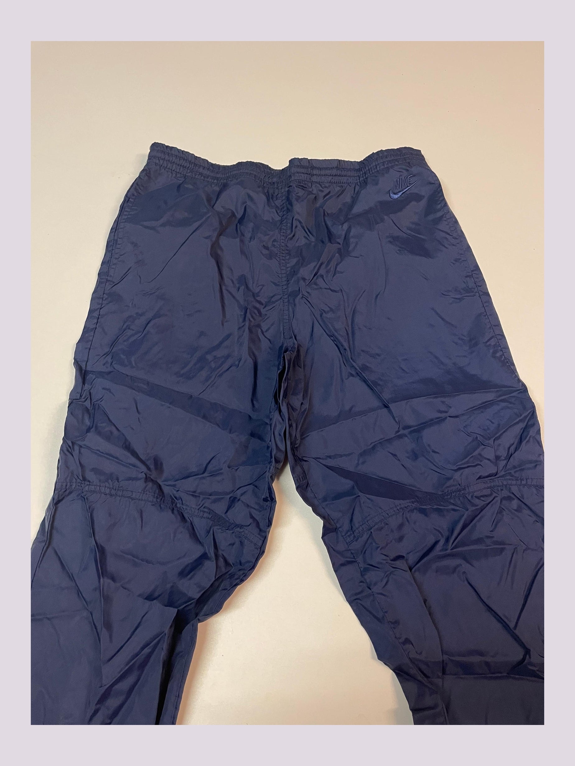 Entdecke unsere Vintage Track Pants von Nike und anderen Marken, erhältlich bei Valuxery.de - Dein Shop für trendige Vintage - Kleidung. Unsere Track Pants sind aus hochwertigen Materialien und