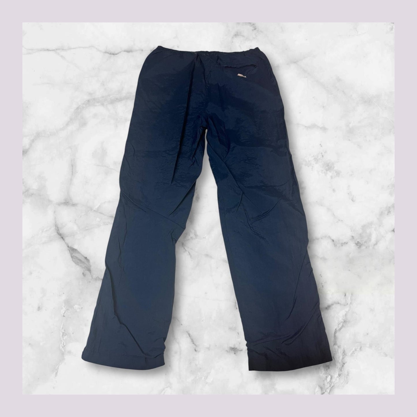 Entdecke unsere Vintage Track Pants von Nike und anderen Marken, erhältlich bei Valuxery.de - Dein Shop für trendige Vintage - Kleidung. Unsere Track Pants sind aus hochwertigen Materialien und