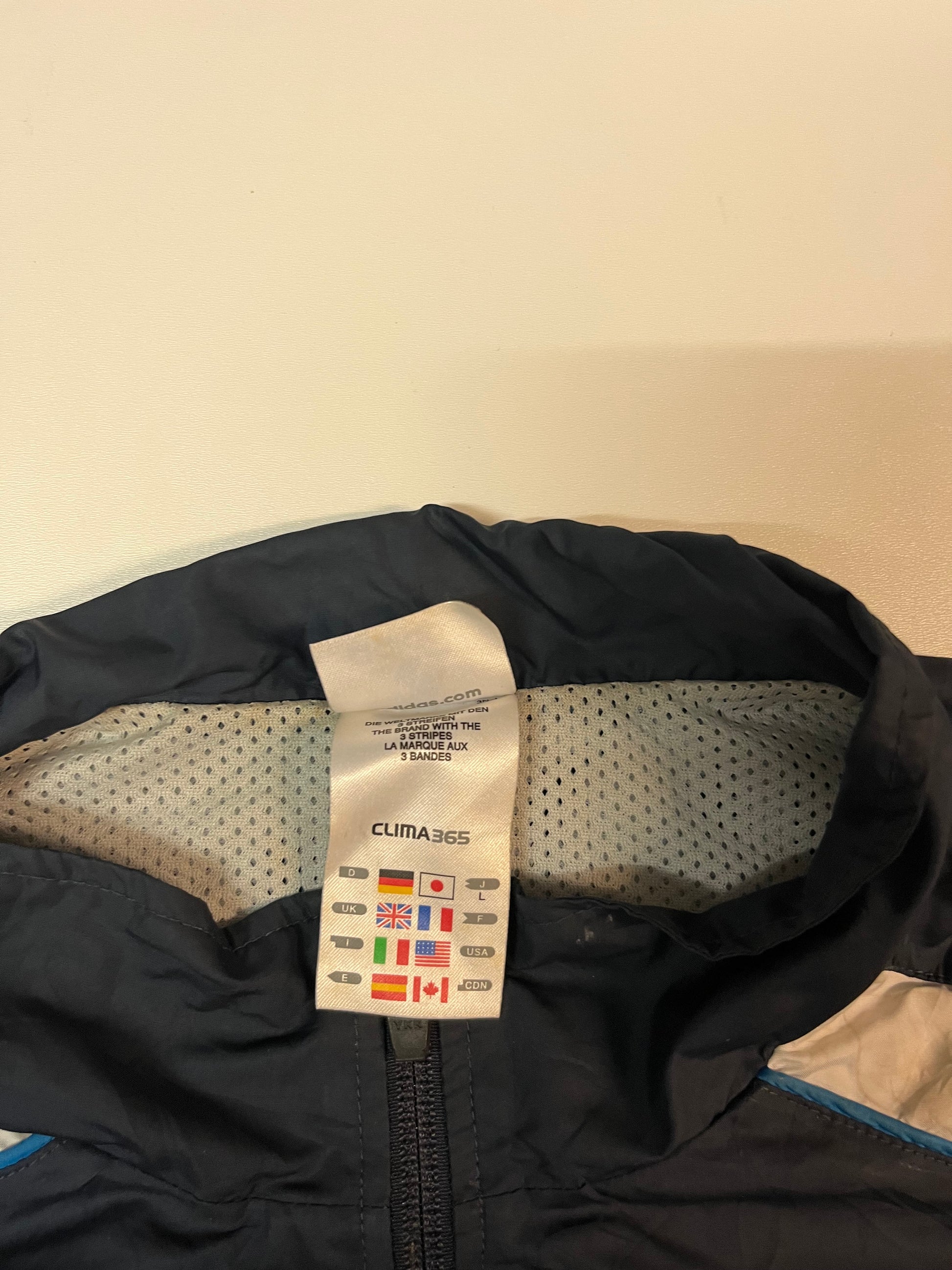 Entdecke unsere Vintage Track Pants von Nike und anderen Marken, erhältlich bei Valuxery.de - Dein Shop für trendige Vintage - Kleidung. Unsere Track Pants sind aus hochwertigen Materialien und